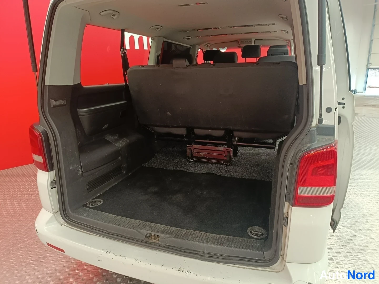 Valkoinen Volkswagen Caravelle 2012, tavaratila, kuva 10