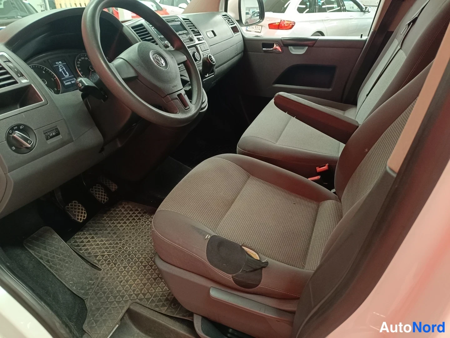 Valkoinen Volkswagen Caravelle 2012, ohjaamo, kuva 7