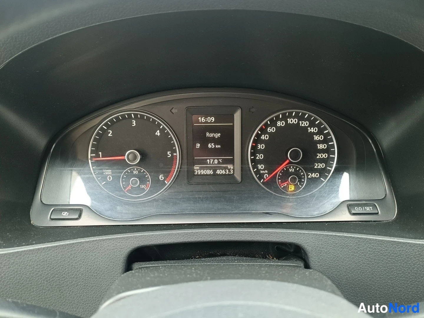 Valkoinen Volkswagen Caravelle 2012, yksityiskohta, kuva 12