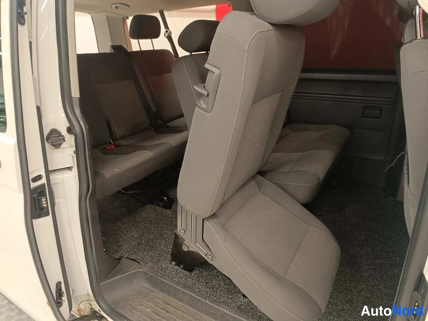 Valkoinen Volkswagen Caravelle 2012, takaistuimet, kuva 9