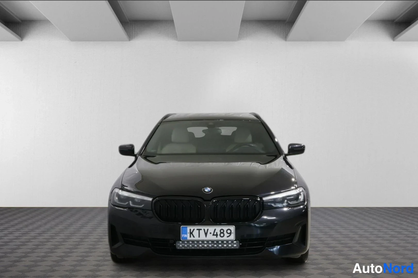 Musta BMW 530e xDrive 2021, edestä, kuva 5