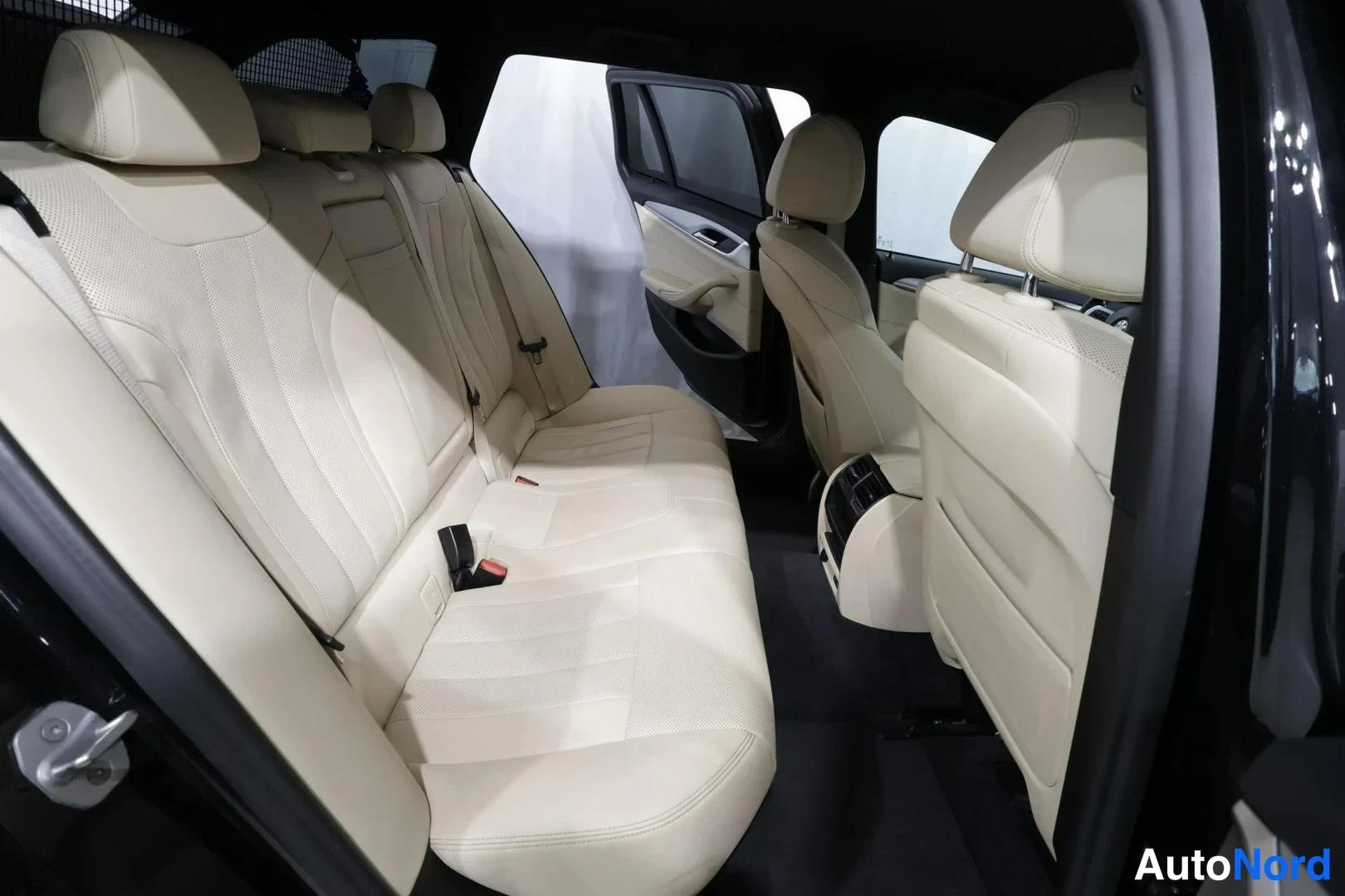 Musta BMW 530e xDrive 2021, takaistuimet, kuva 14
