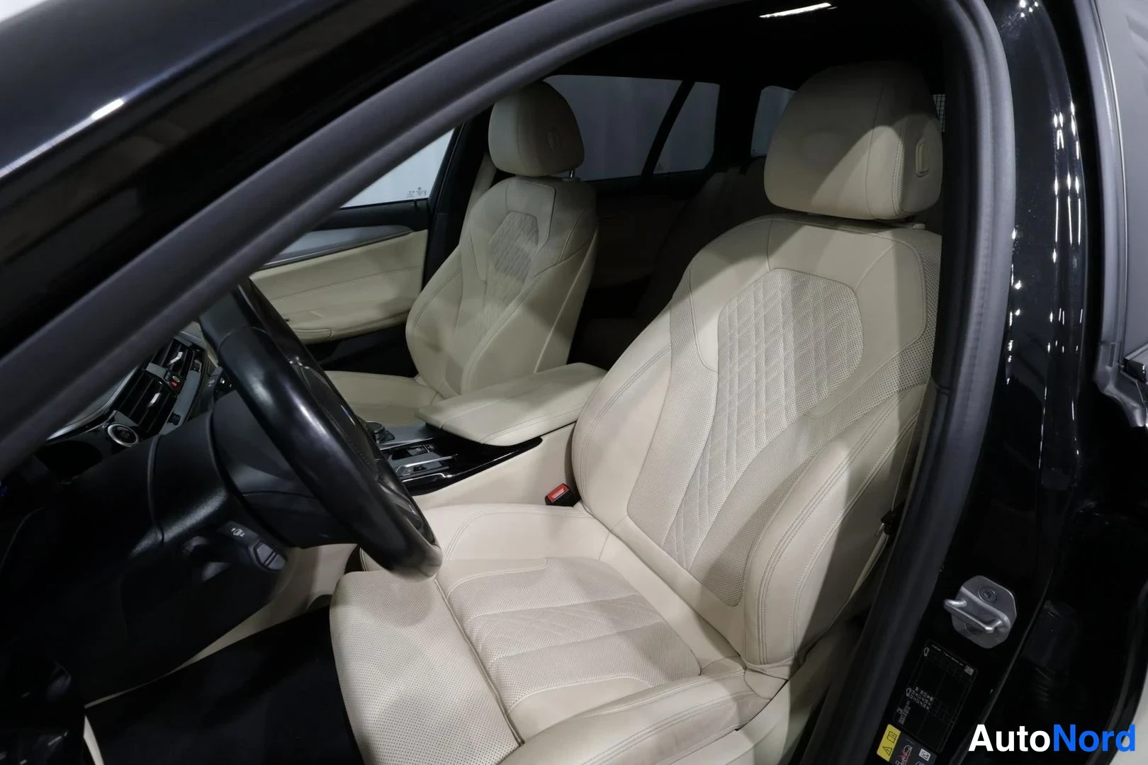 Musta BMW 530e xDrive 2021, etuistuimet, kuva 13