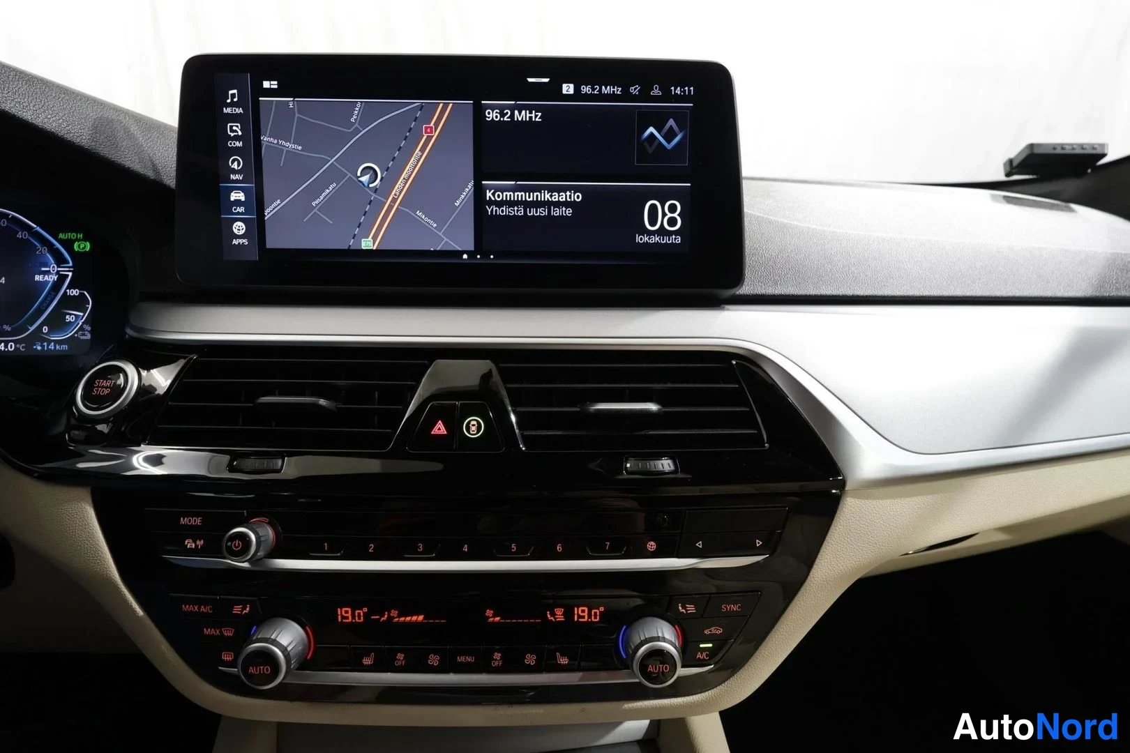 Musta BMW 530e xDrive 2021, yksityiskohta, kuva 16
