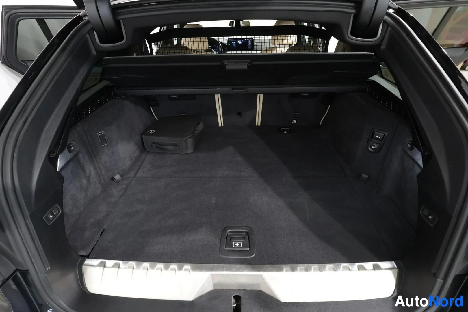 Musta BMW 530e xDrive 2021, tavaratila, kuva 15