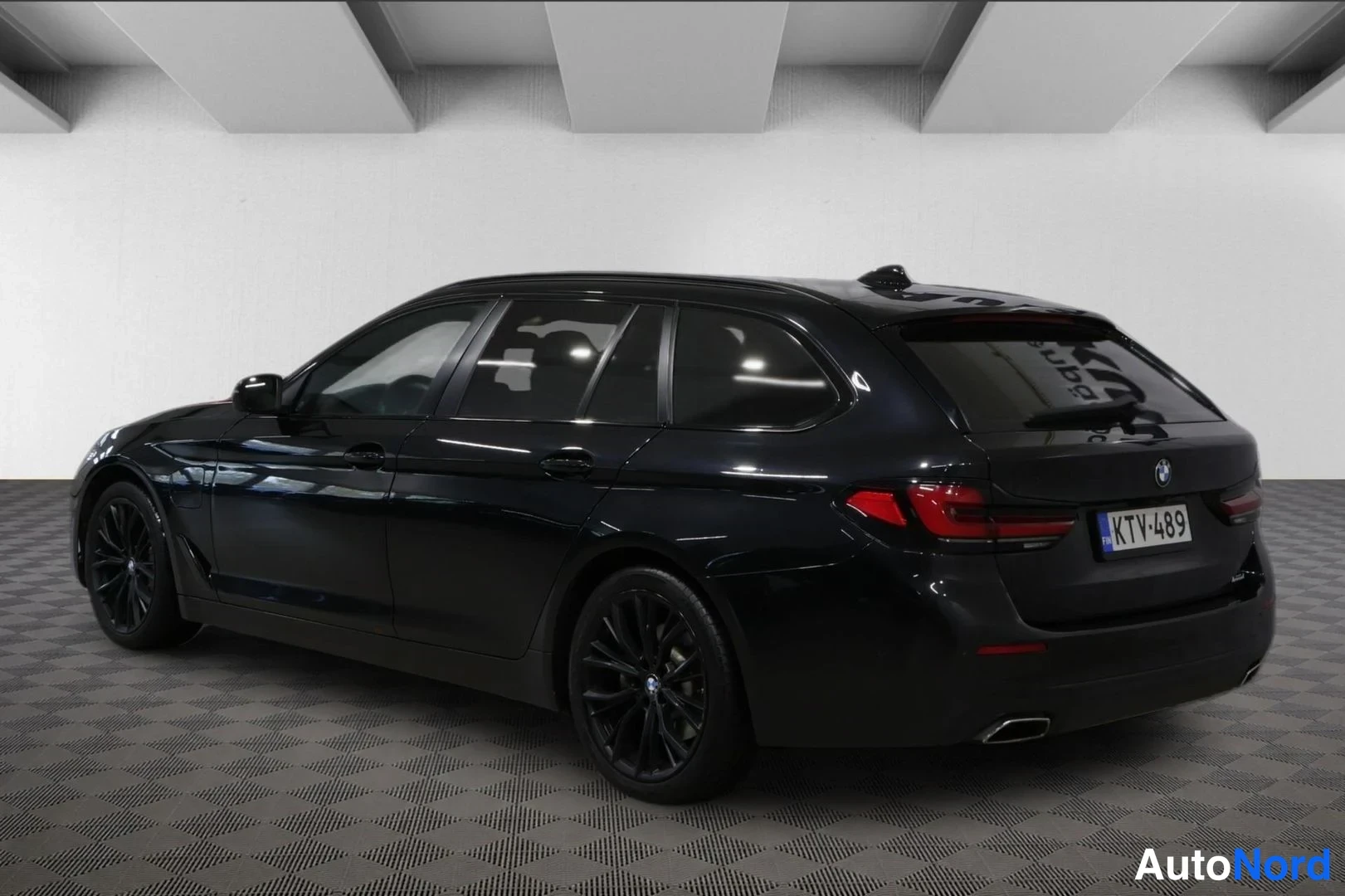 Musta BMW 530e xDrive 2021, takaviisto, kuva 8