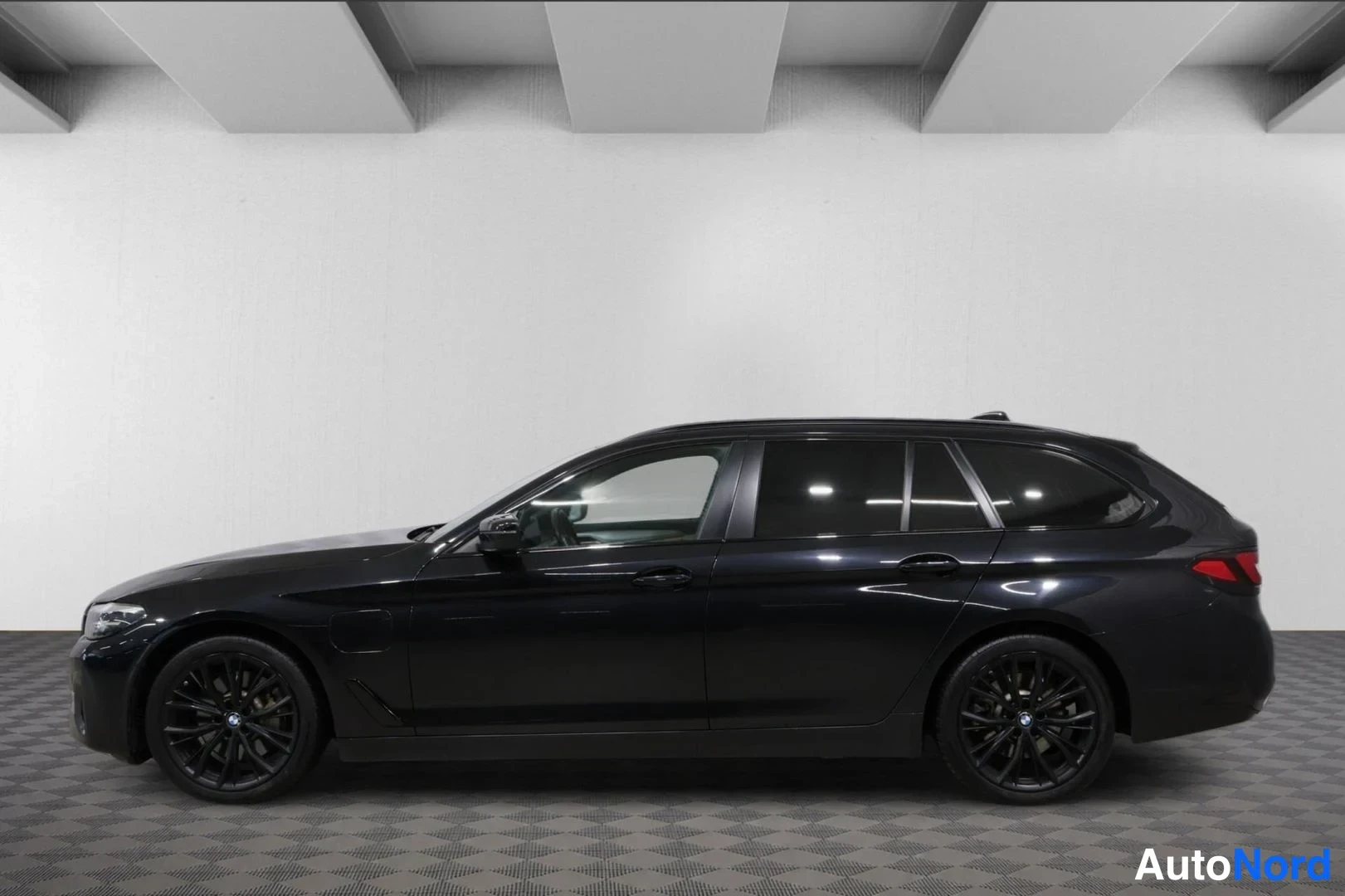 Musta BMW 530e xDrive 2021, etuviisto, keula vasemmalle, kuva 3