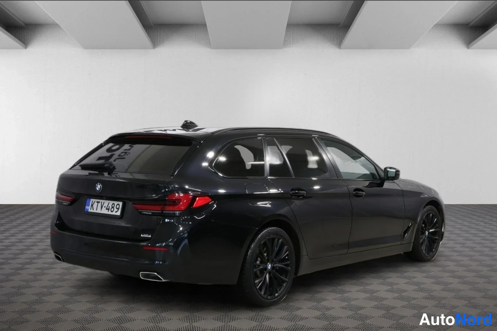 Musta BMW 530e xDrive 2021, takaviisto, kuva 7
