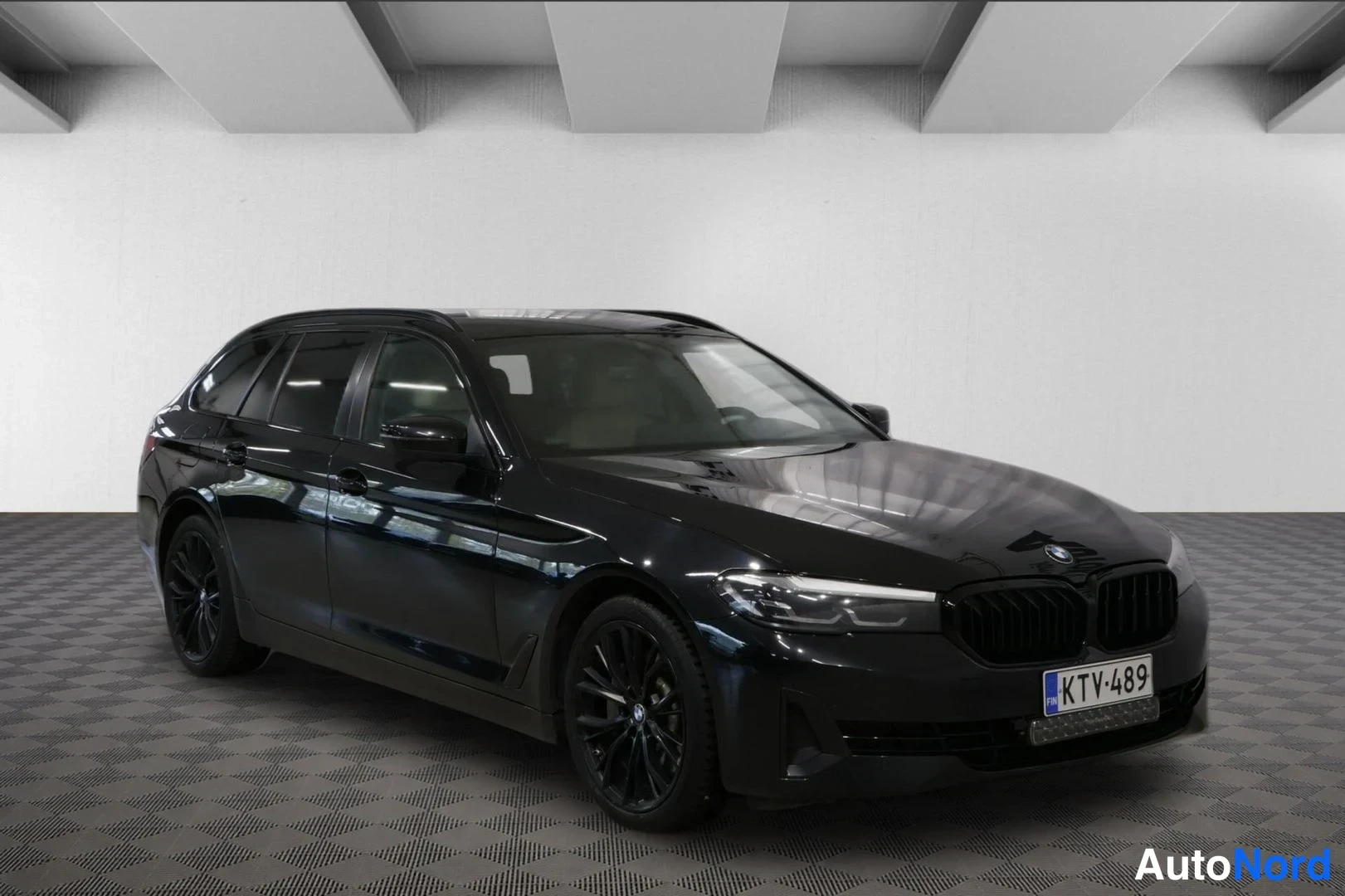 Musta BMW 530e xDrive 2021, etuviisto, keula oikealle, kuva 4