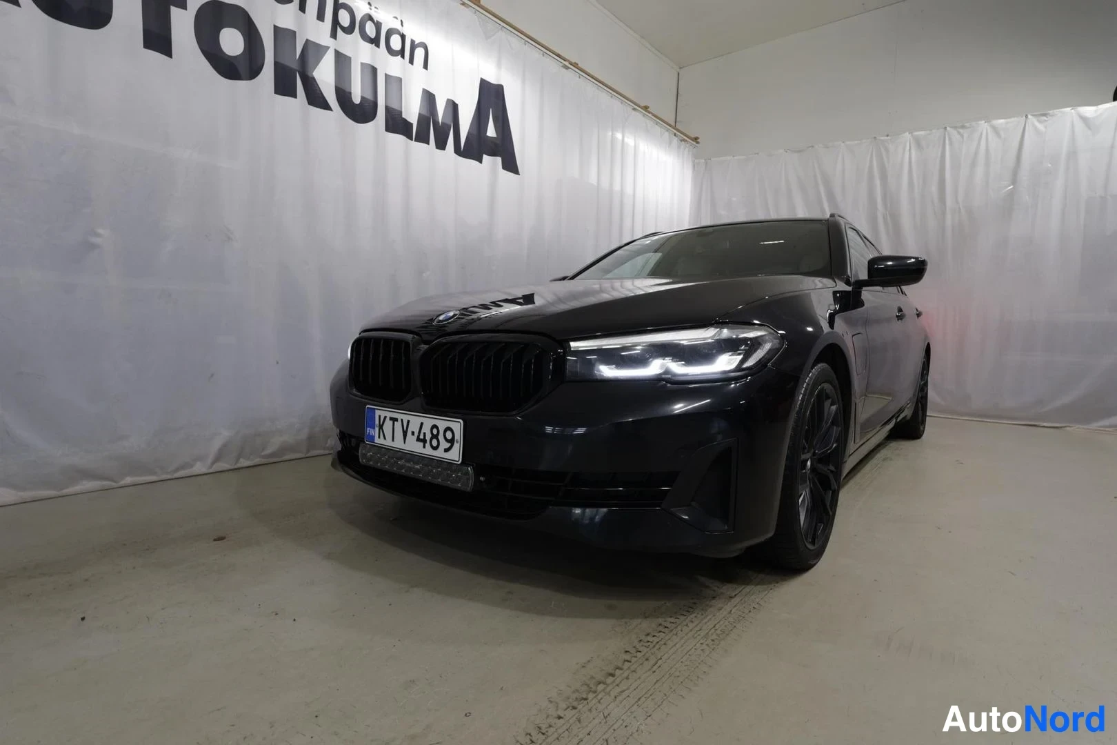 Musta BMW 530e xDrive 2021, etuviisto, keula vasemmalle, kuva 2