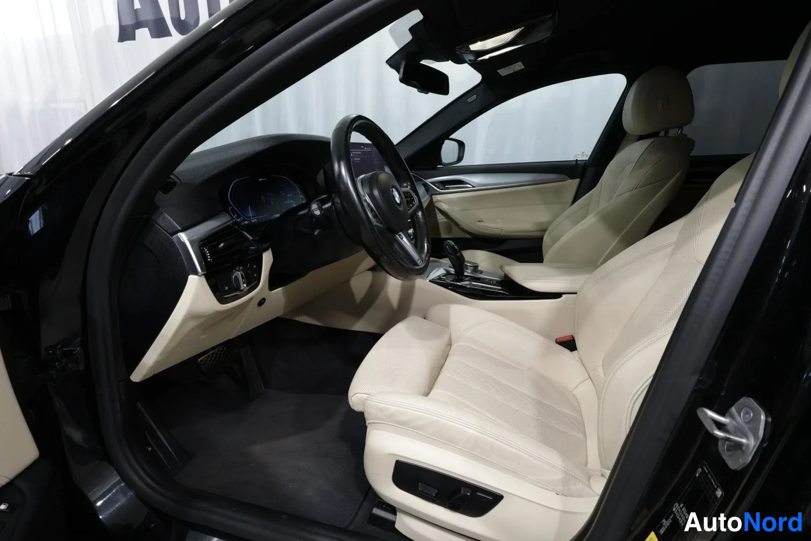Musta BMW 530e xDrive 2021, ohjaamo, kuva 10