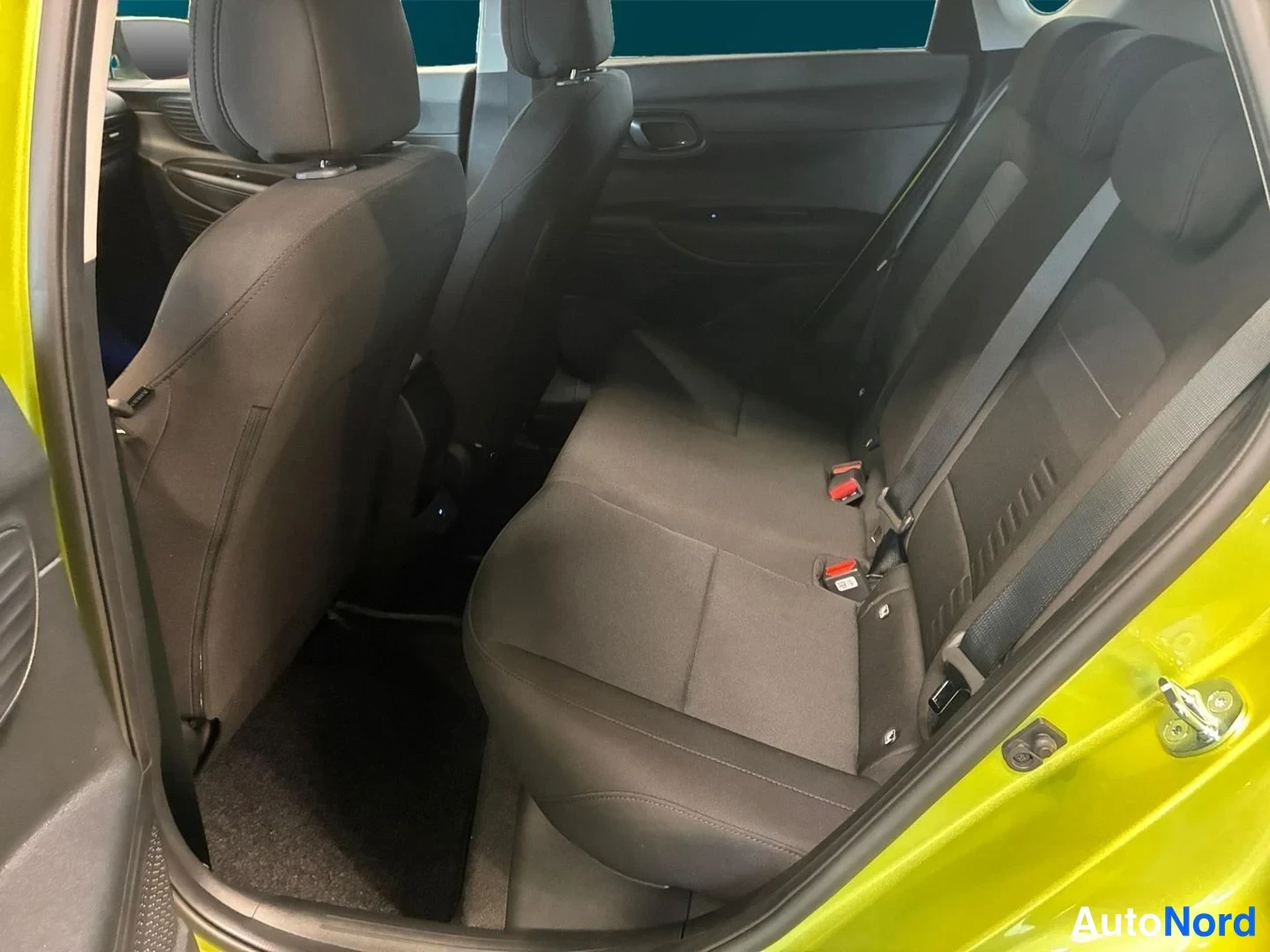 Keltainen Hyundai Bayon 2026, takaistuimet, kuva 13