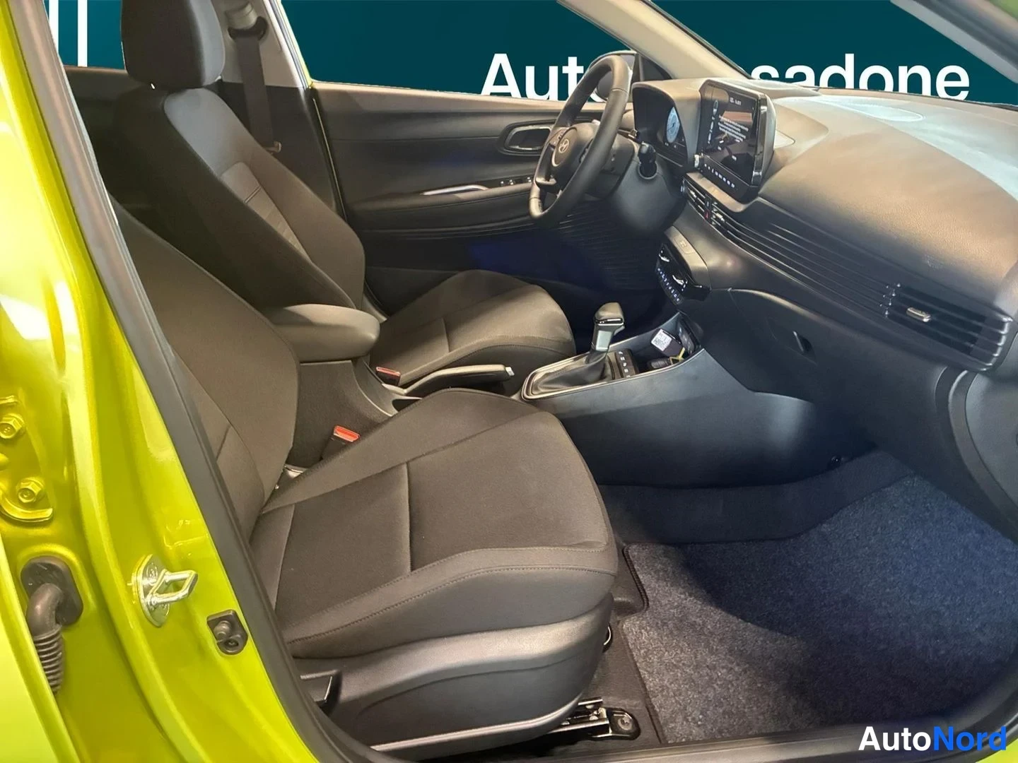 Keltainen Hyundai Bayon 2026, ohjaamo, kuva 11