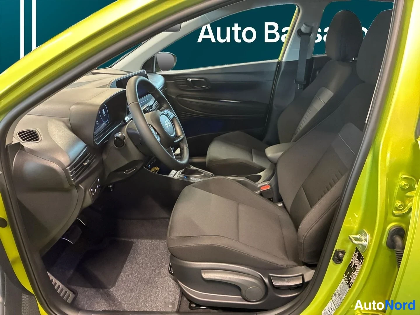 Keltainen Hyundai Bayon 2026, etuistuimet, kuva 12