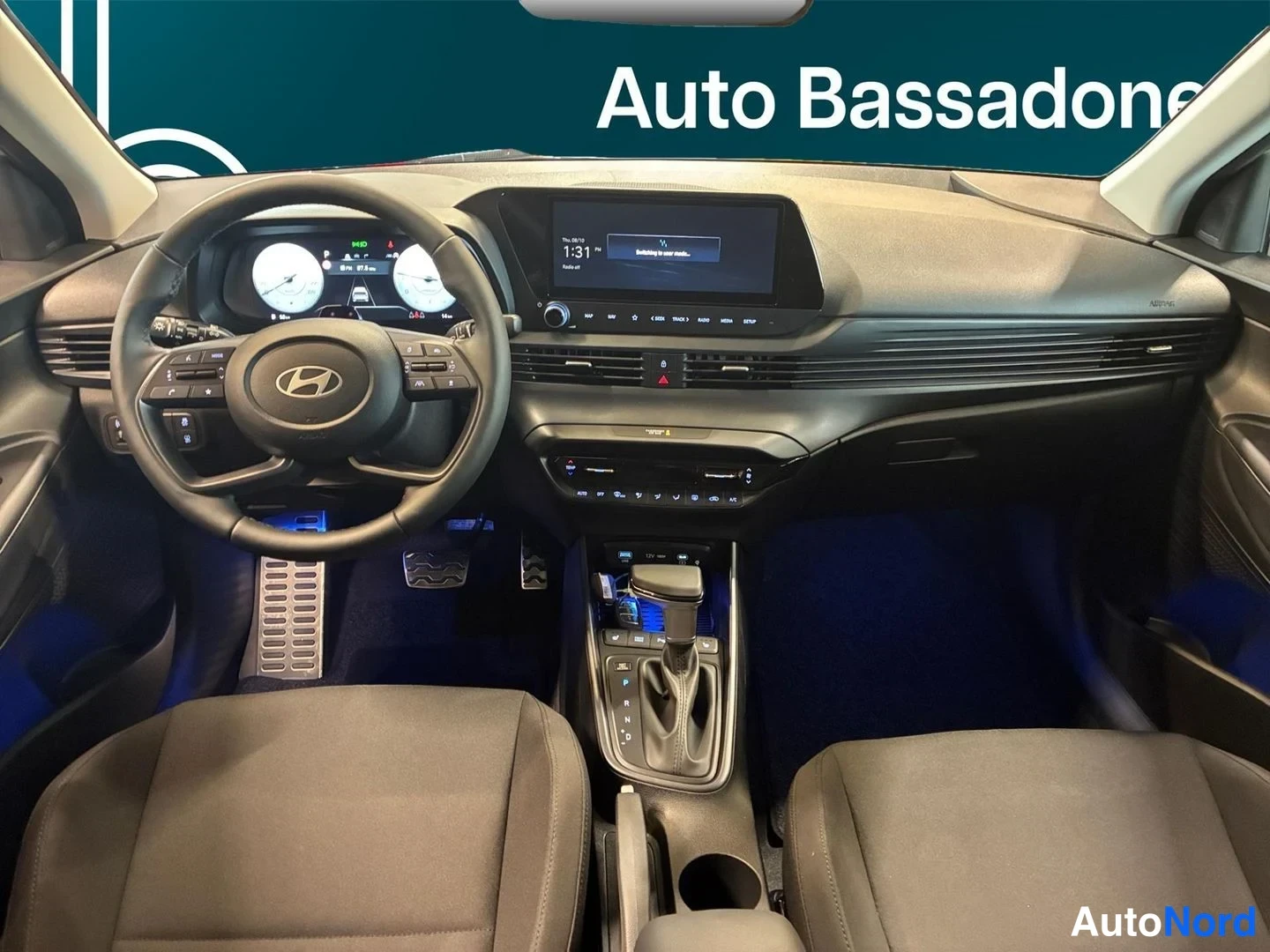 Keltainen Hyundai Bayon 2026, ohjaamo, kuva 9