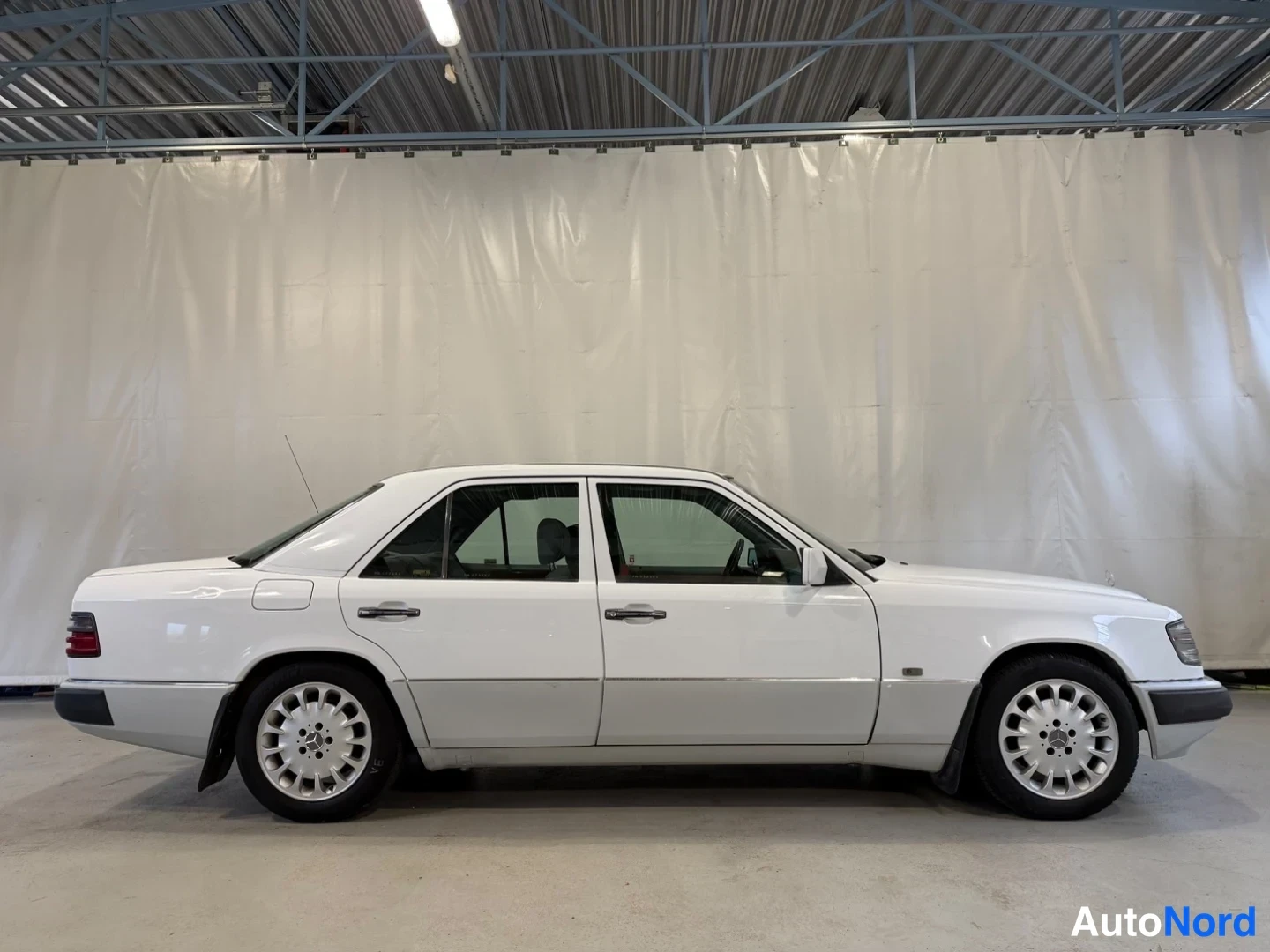 Valkoinen Mercedes-Benz E  Sedan 1992, sivulta, kuva 3