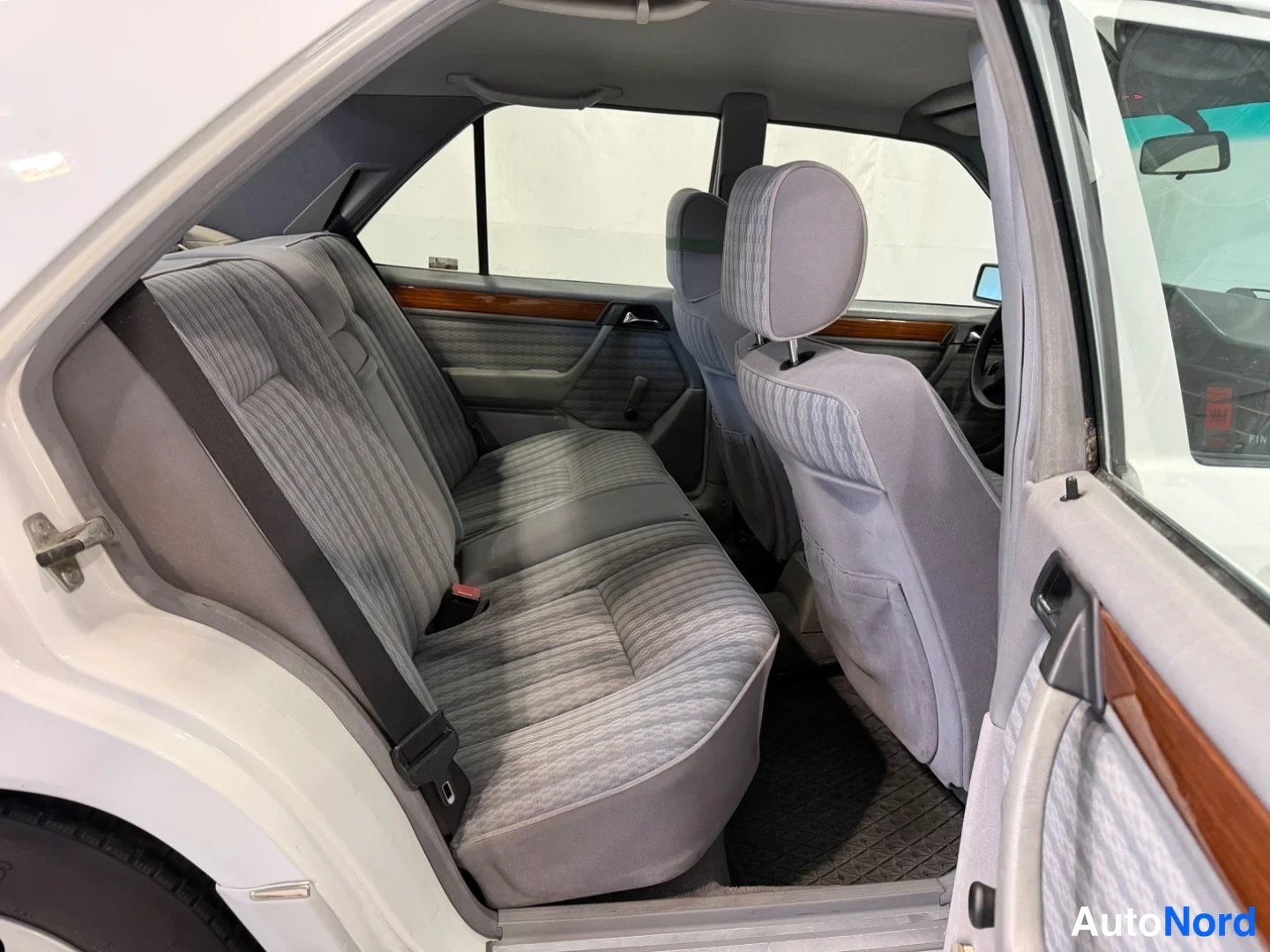 Valkoinen Mercedes-Benz E  Sedan 1992, takaistuimet, kuva 11