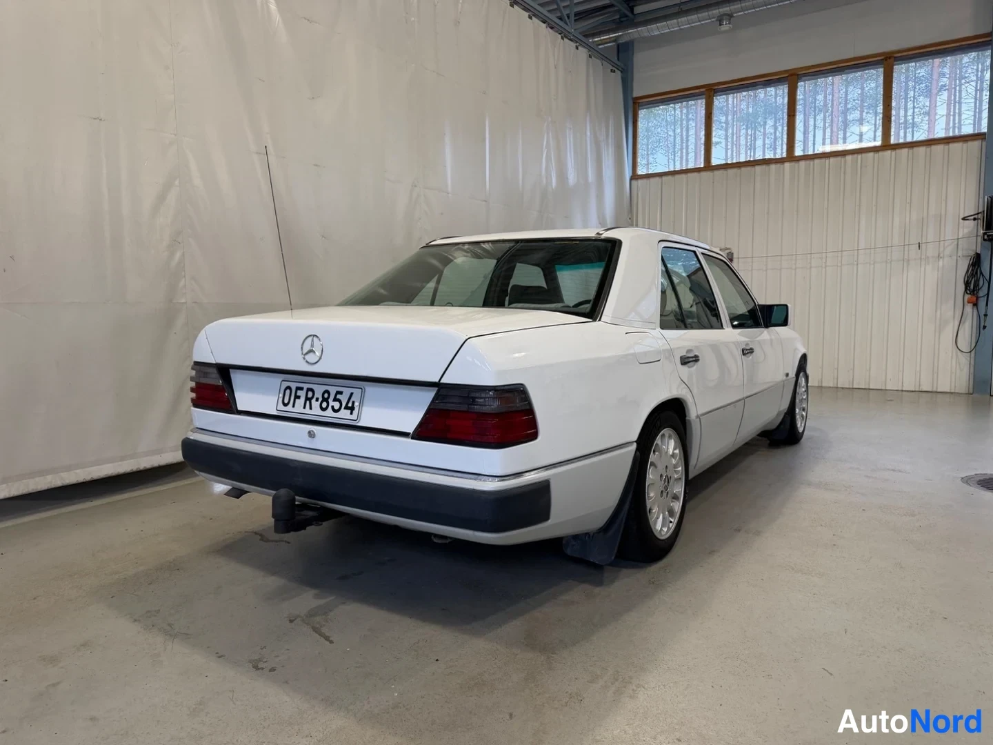 Valkoinen Mercedes-Benz E  Sedan 1992, takaviisto, kuva 4