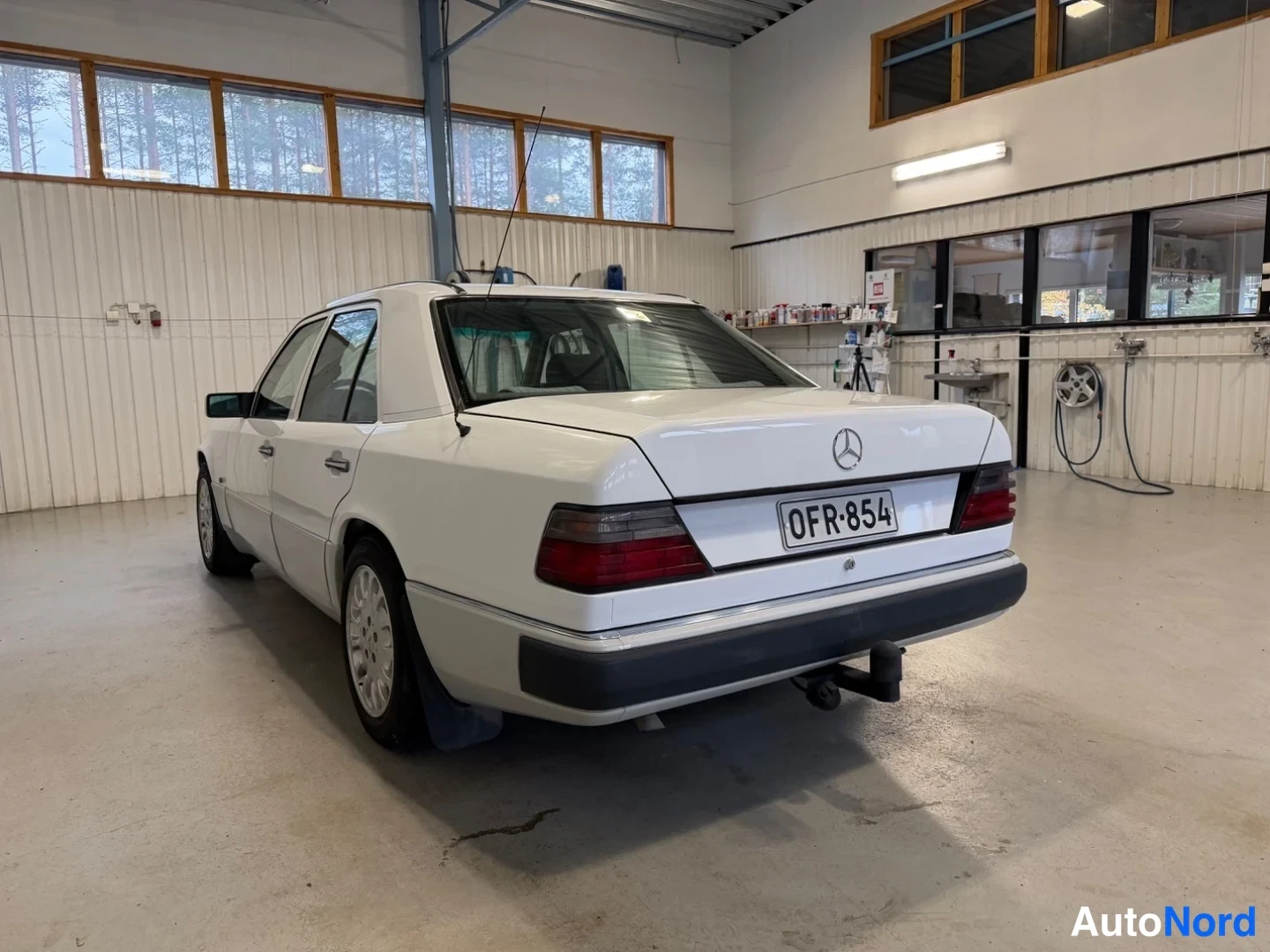 Valkoinen Mercedes-Benz E  Sedan 1992, takaviisto, kuva 5