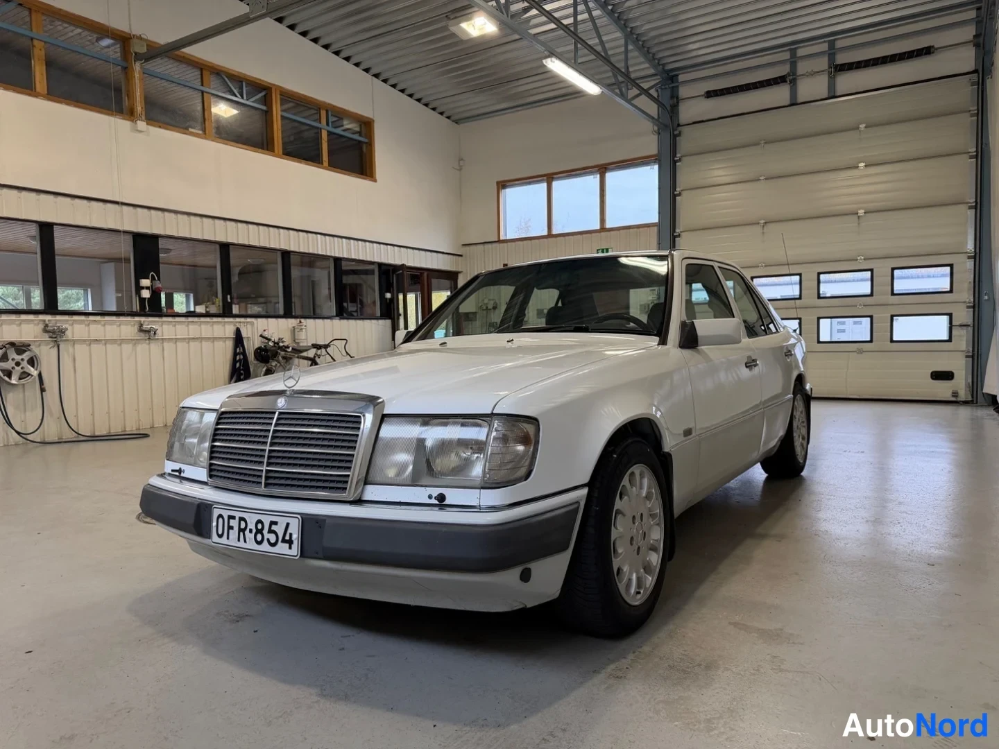 Valkoinen Mercedes-Benz E  Sedan 1992, etuviisto, keula vasemmalle, kuva 2