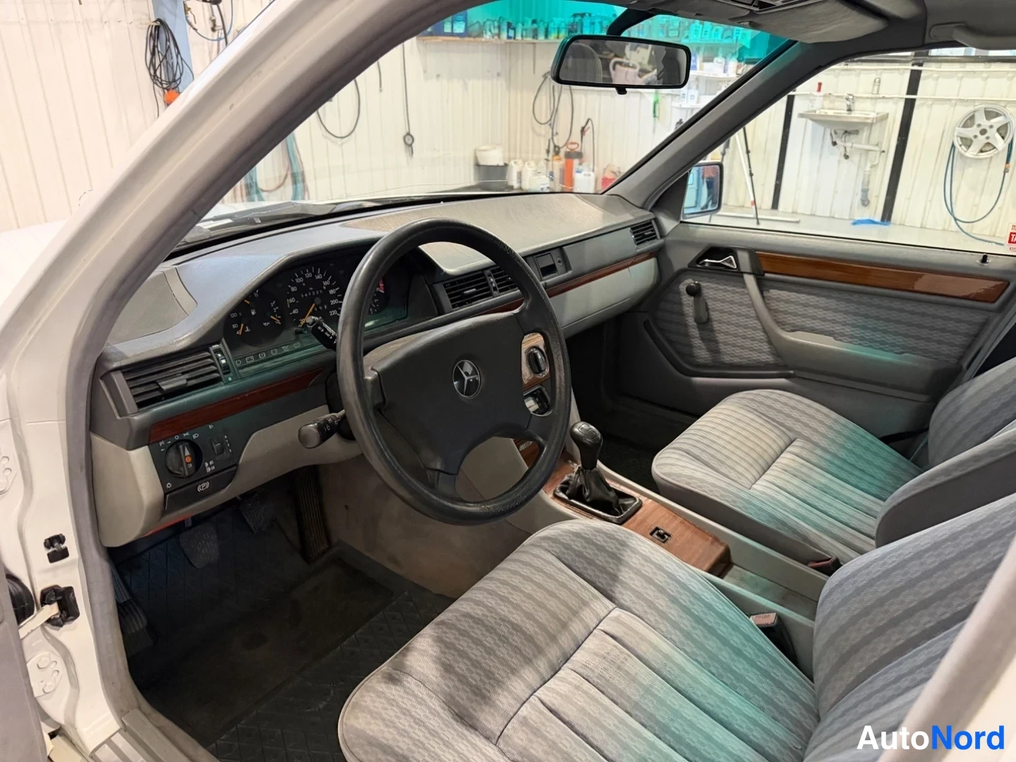 Valkoinen Mercedes-Benz E  Sedan 1992, ohjaamo, kuva 6