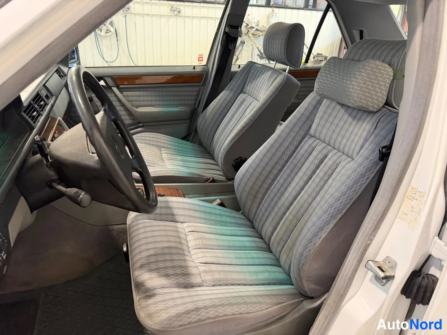 Valkoinen Mercedes-Benz E  Sedan 1992, etuistuimet, kuva 8