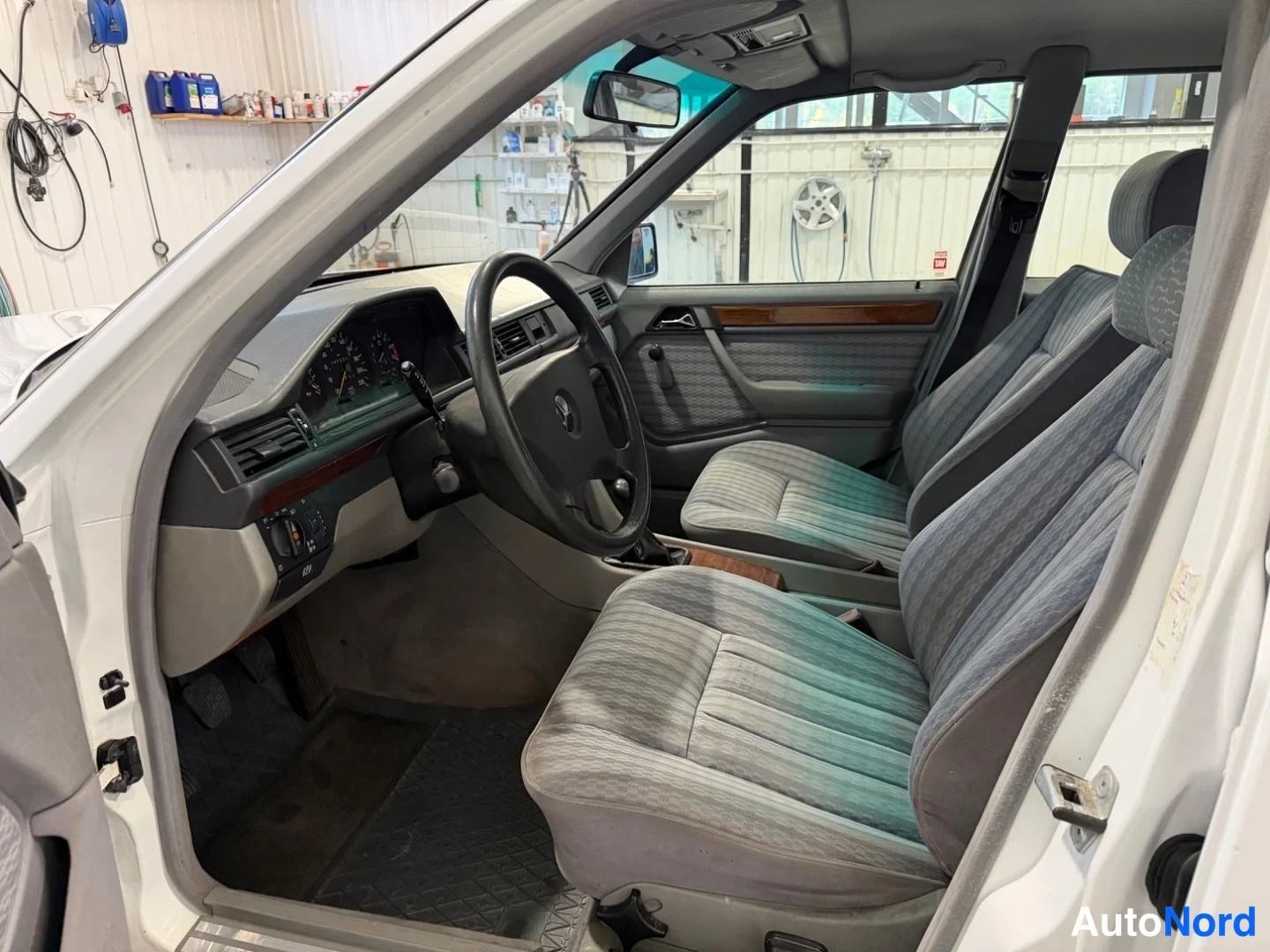 Valkoinen Mercedes-Benz E  Sedan 1992, ohjaamo, kuva 7