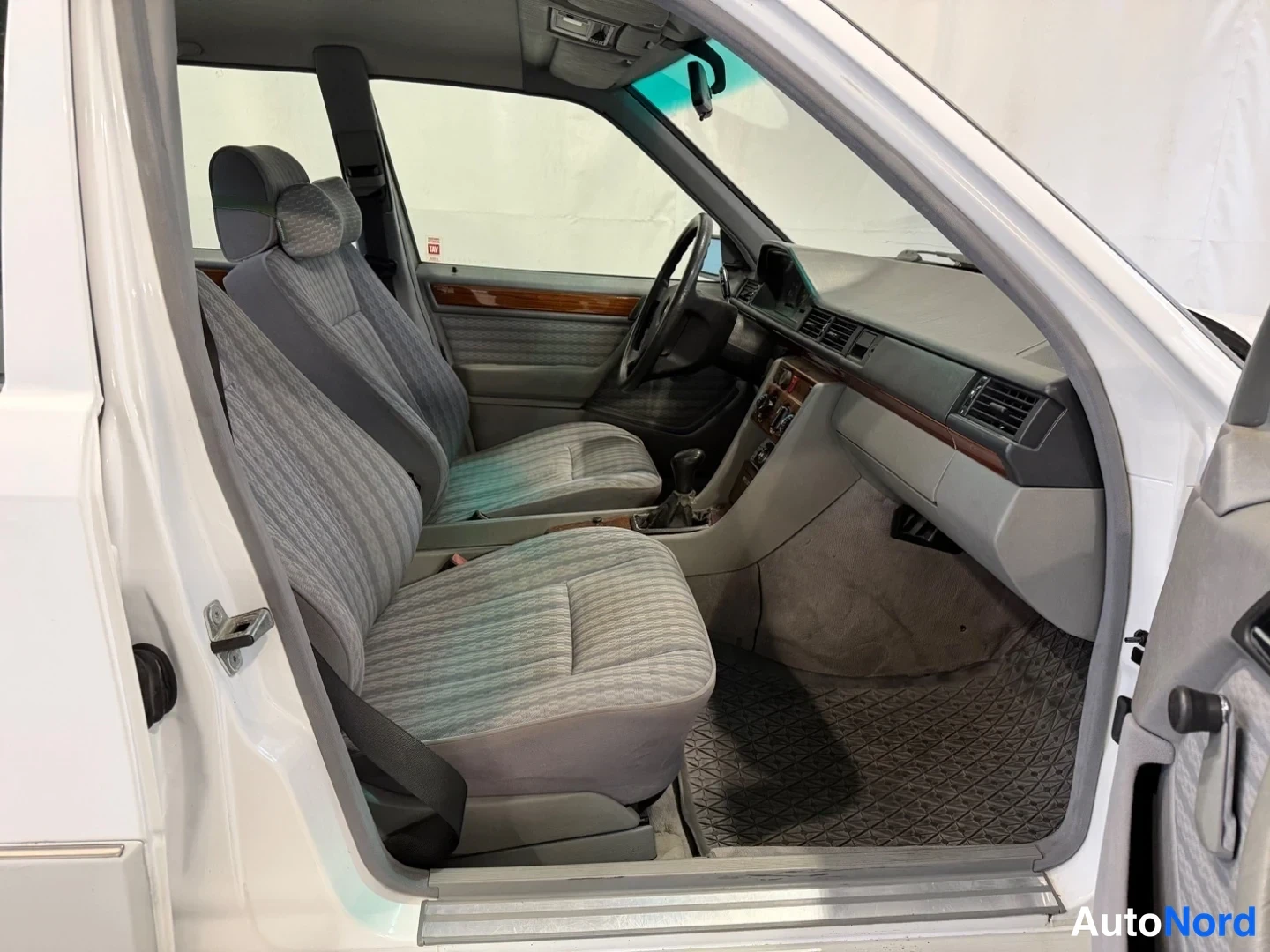Valkoinen Mercedes-Benz E  Sedan 1992, etuistuimet, kuva 9