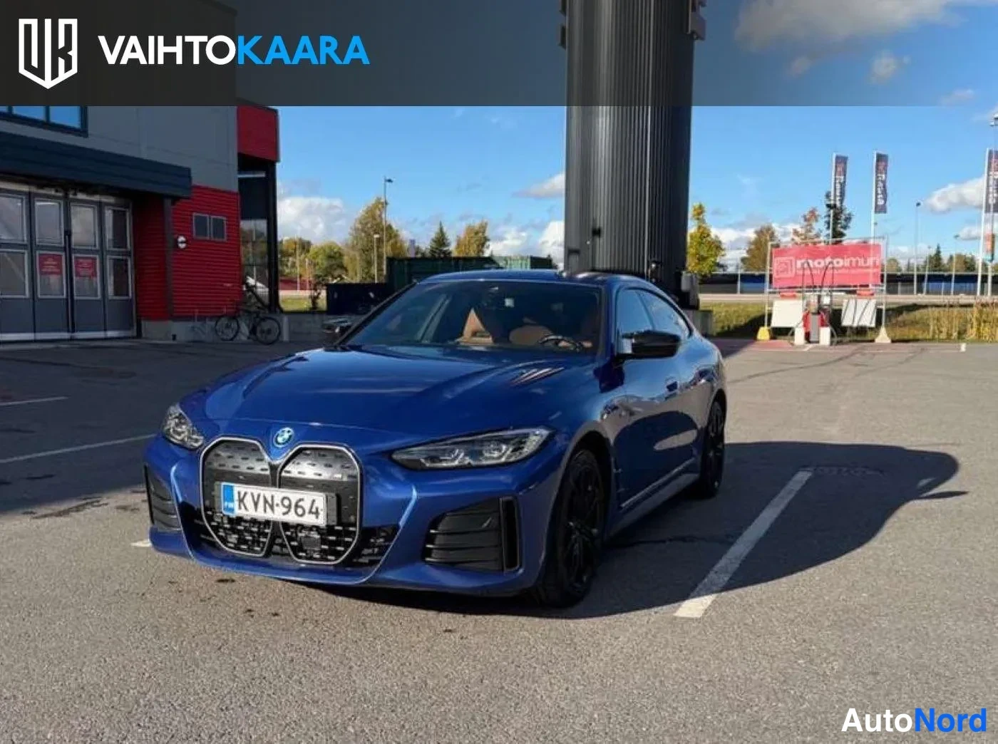 Sininen BMW i4 2024, etuviisto, keula vasemmalle, kuva 2