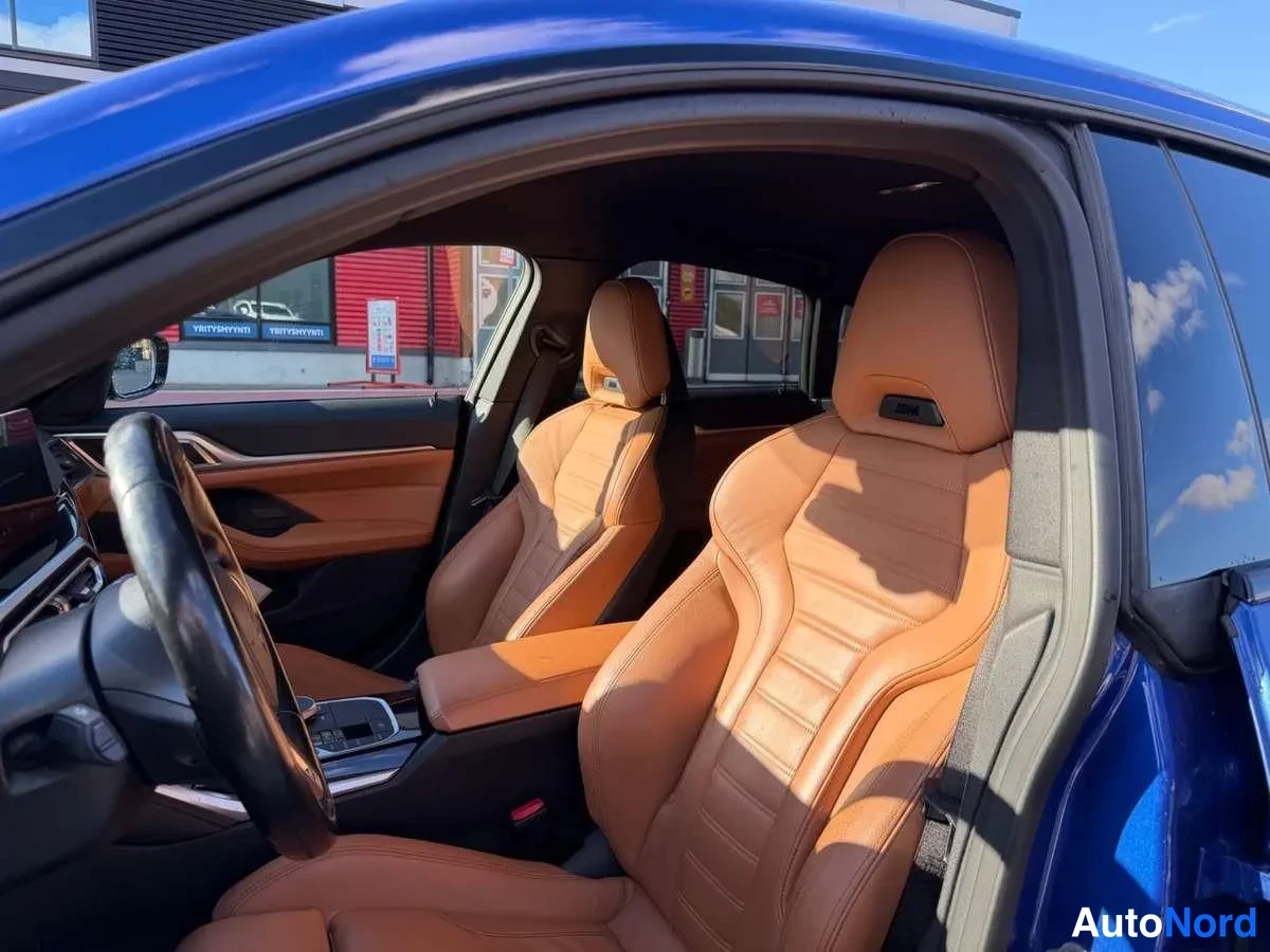 Sininen BMW i4 2024, etuistuimet, kuva 7