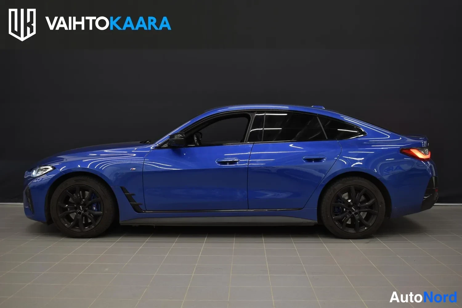 Sininen BMW i4 2024, takaviisto, kuva 3