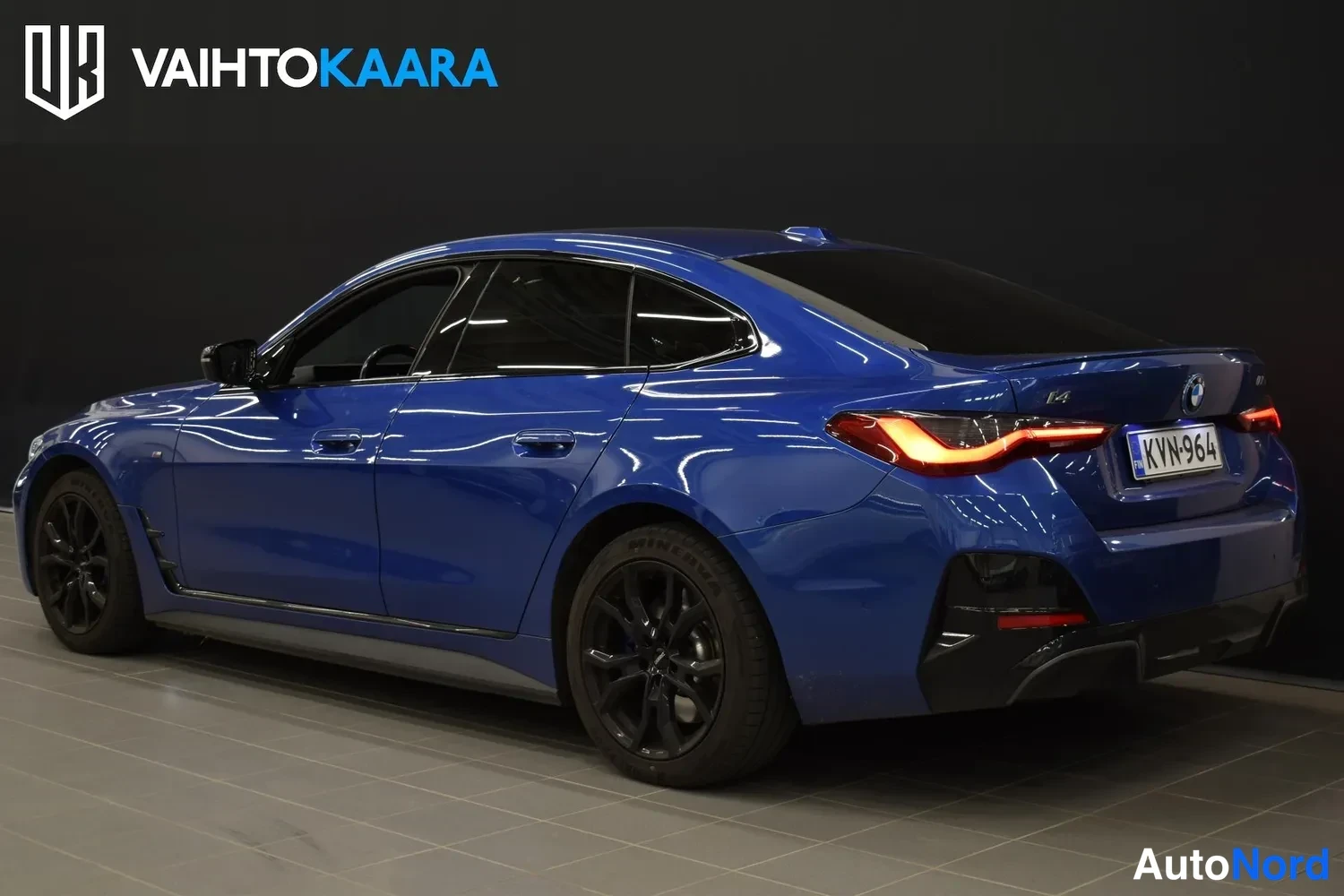 Sininen BMW i4 2024, takaviisto, kuva 4