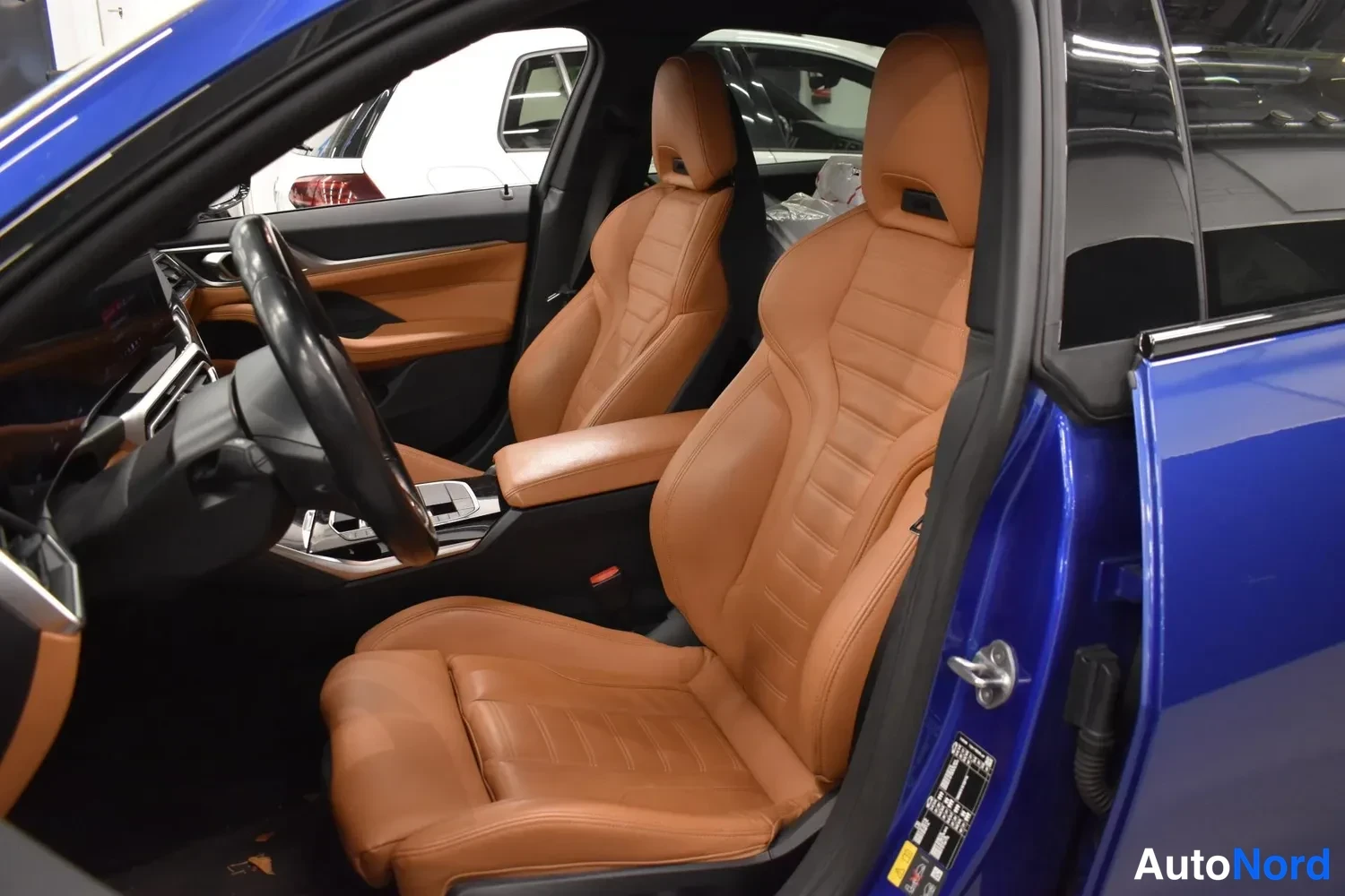 Sininen BMW i4 2024, etuistuimet, kuva 8