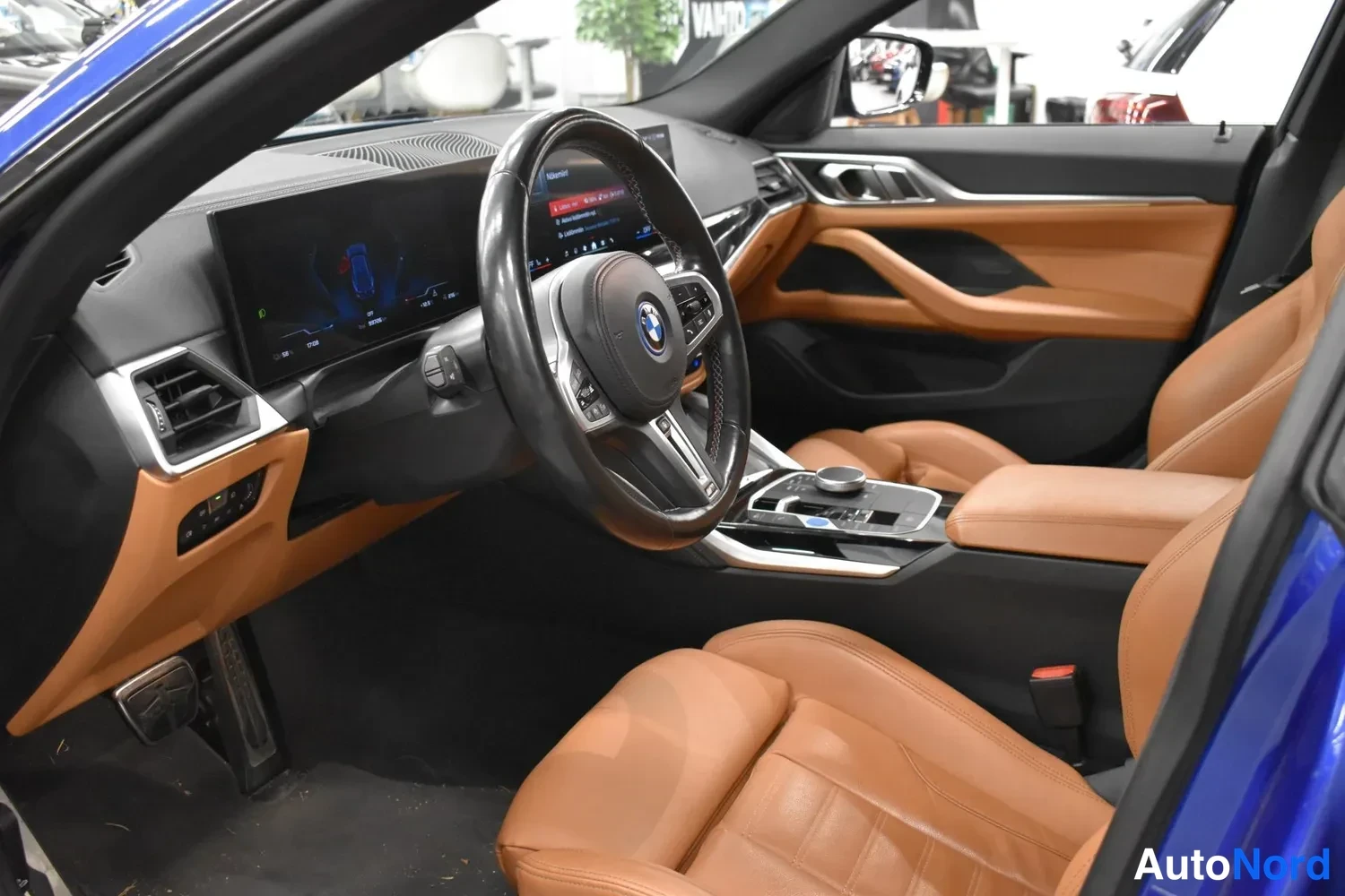 Sininen BMW i4 2024, ohjaamo, kuva 5