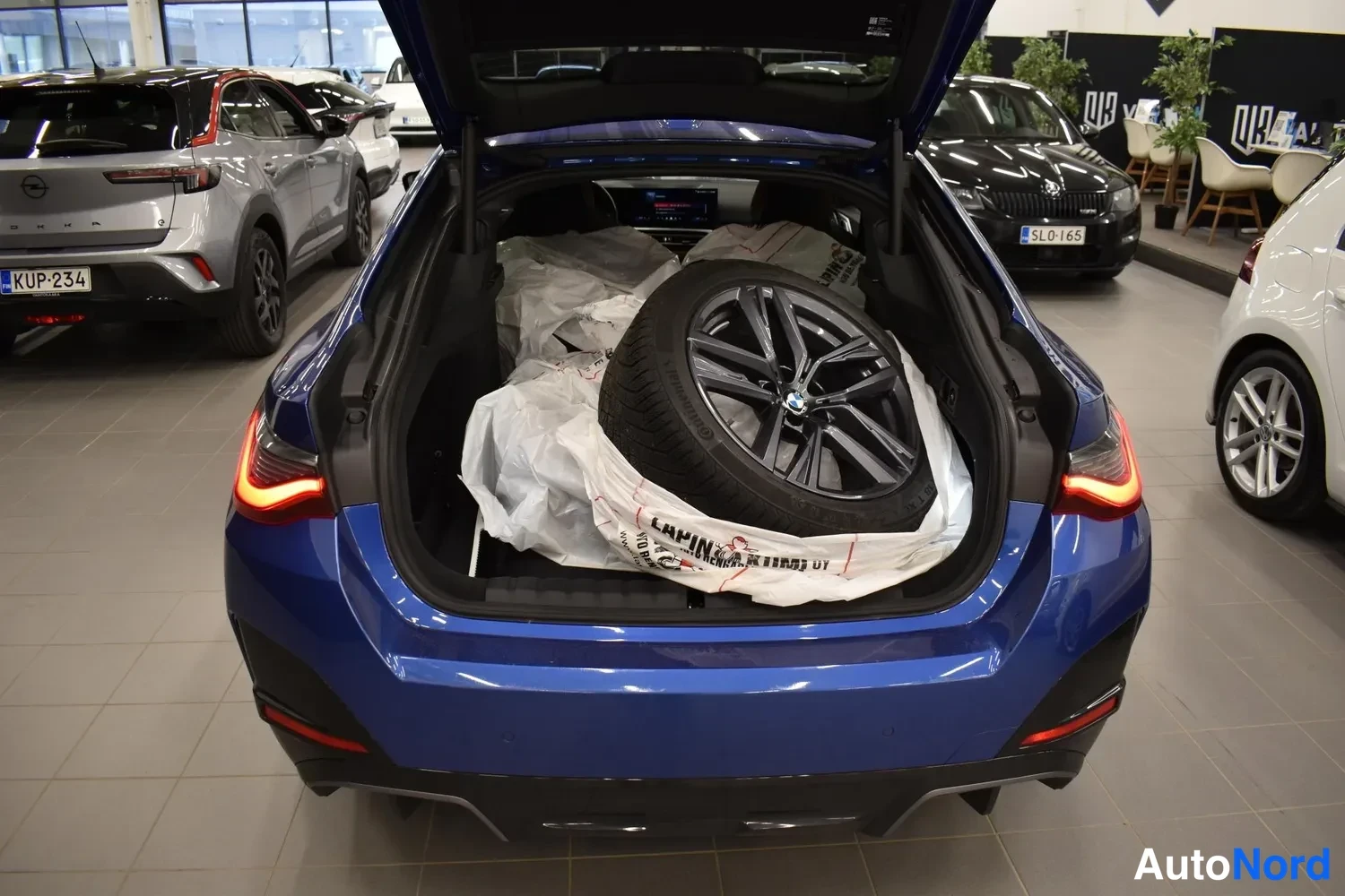 Sininen BMW i4 2024, tavaratila, kuva 10