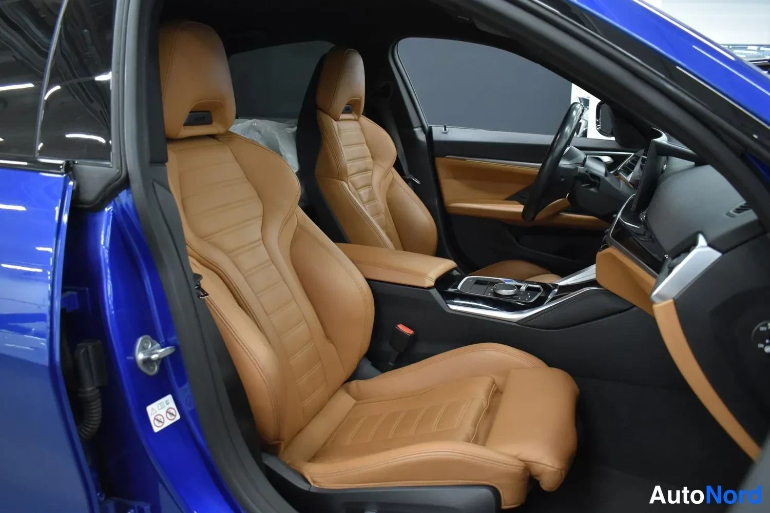 Sininen BMW i4 2024, etuistuimet, kuva 9