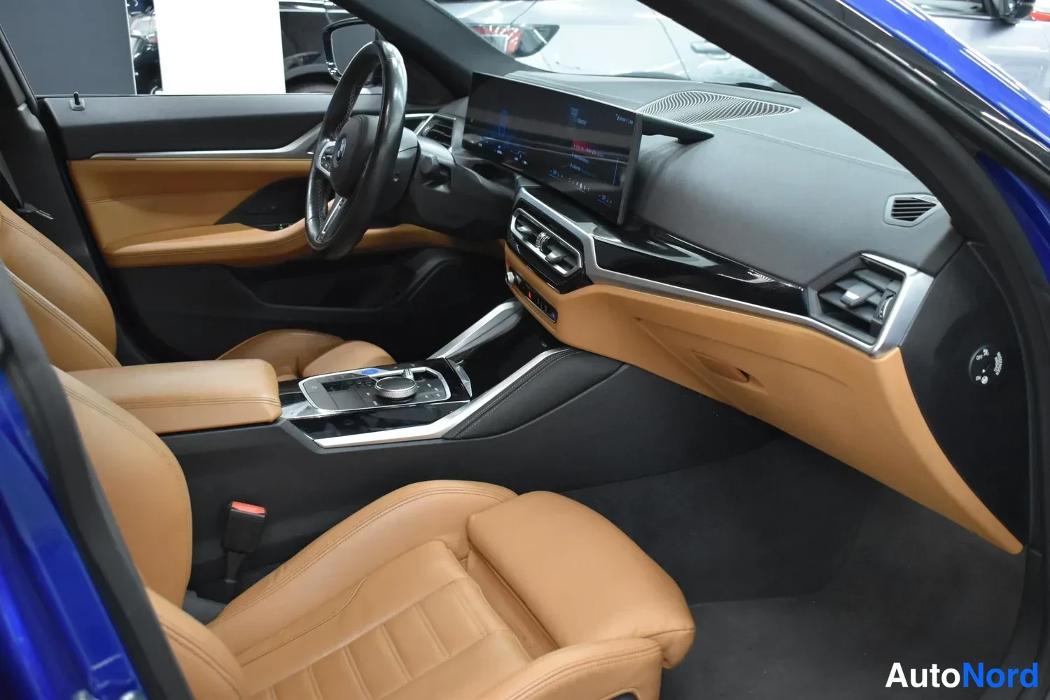 Sininen BMW i4 2024, ohjaamo, kuva 6