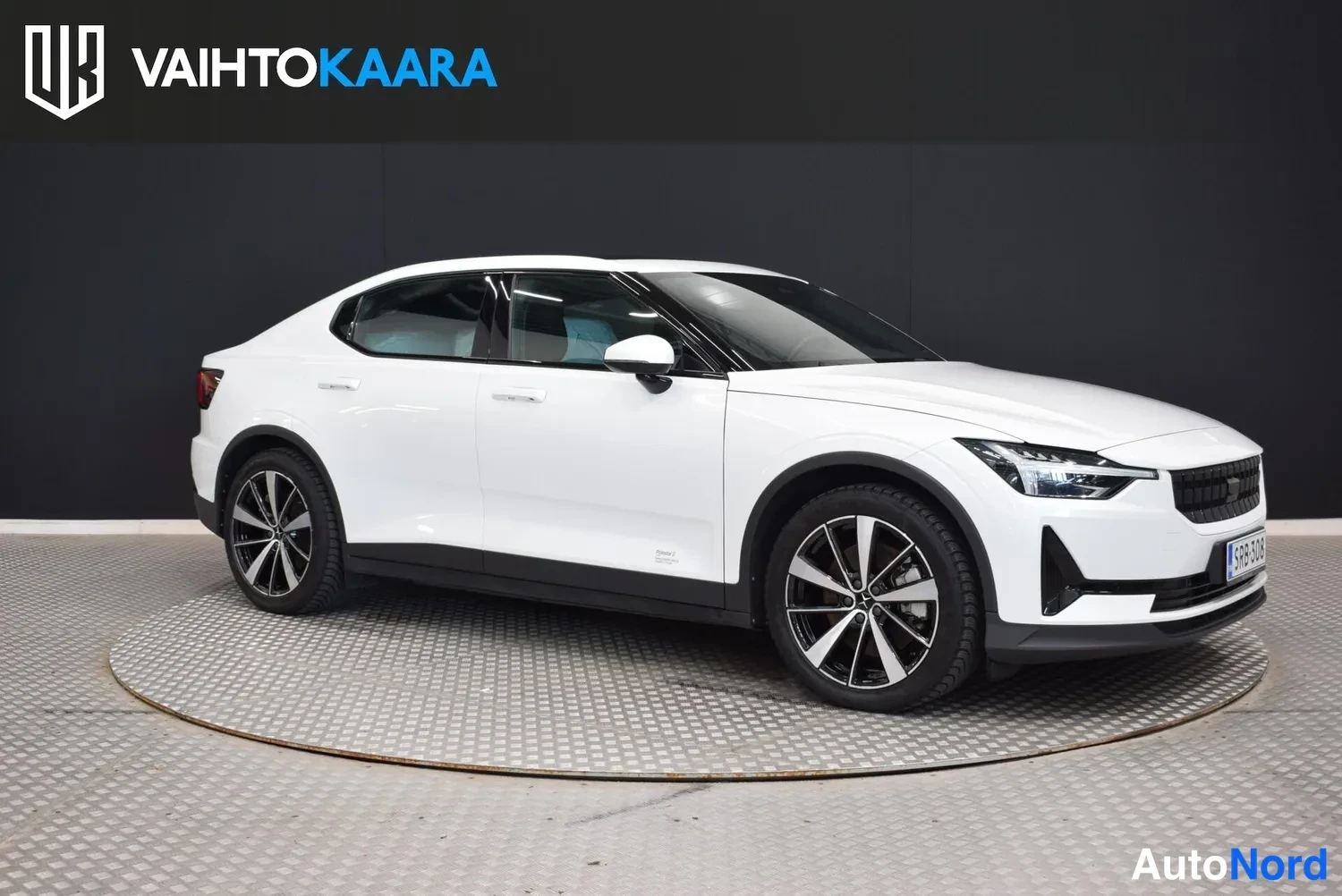 Valkoinen Polestar 2 2022, etuviisto, keula oikealle, kuva 2