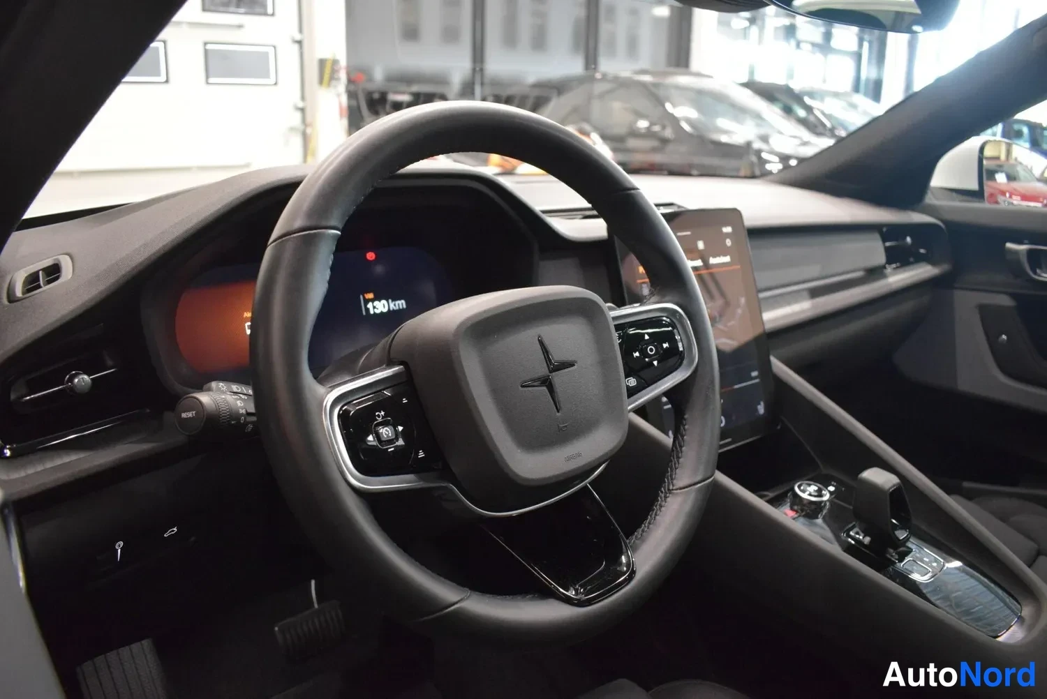 Valkoinen Polestar 2 2022, ohjaamo, kuva 7