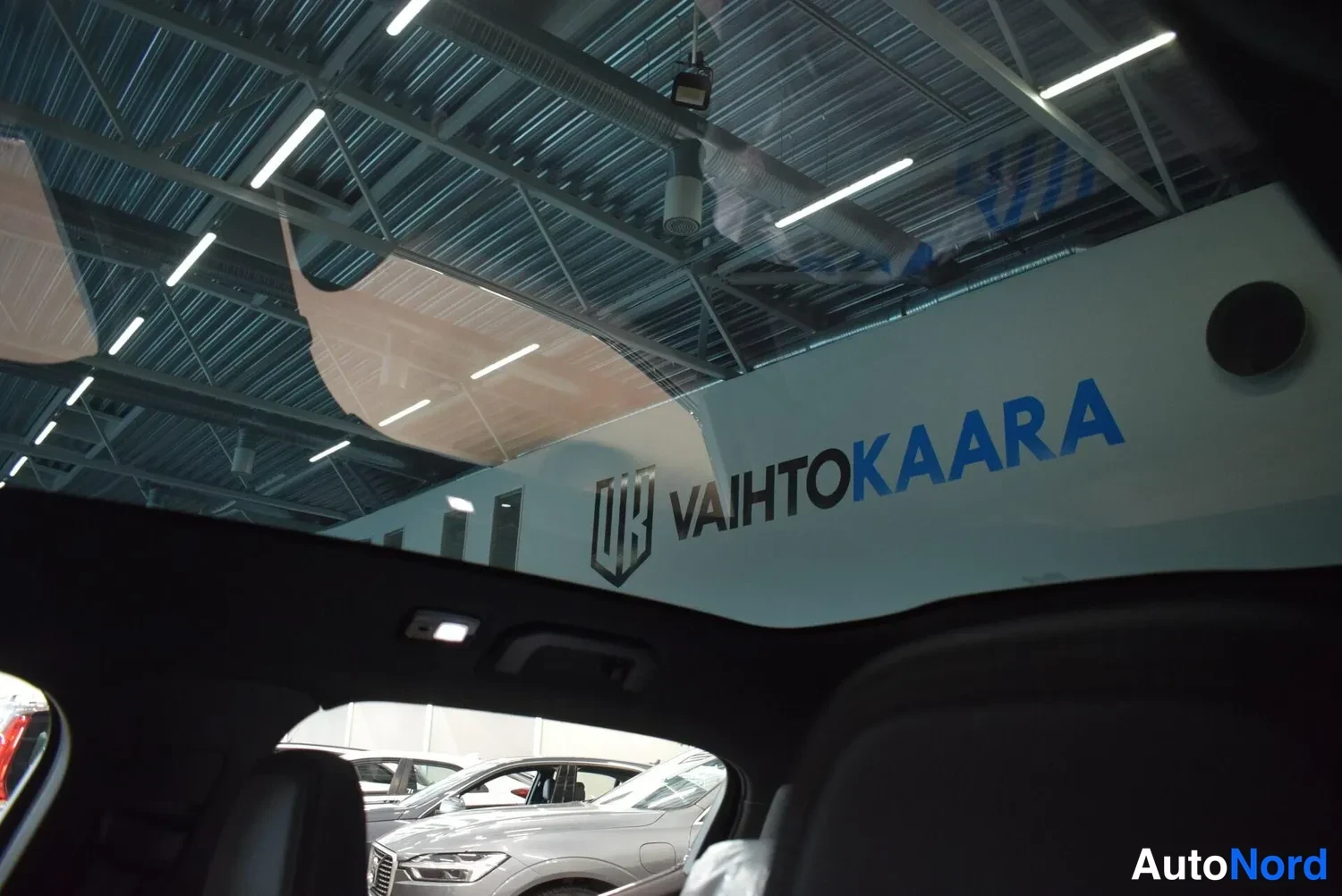 Valkoinen Polestar 2 2022, ohjaamo, kuva 8