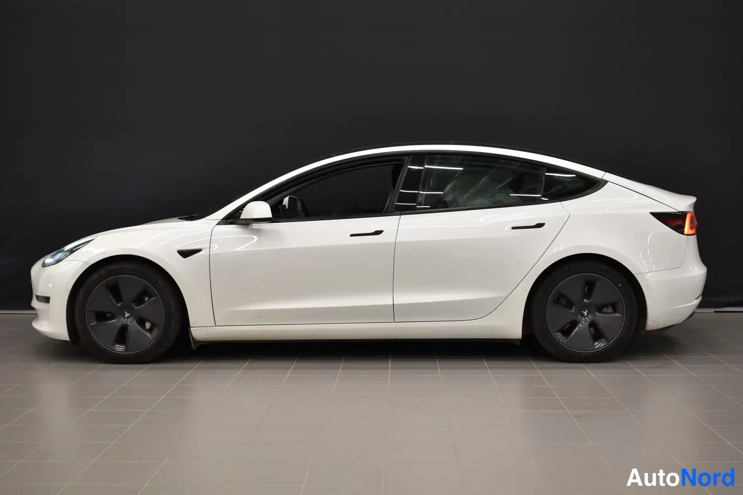 Valkoinen Tesla Model 3 2021, sivulta, kuva 2