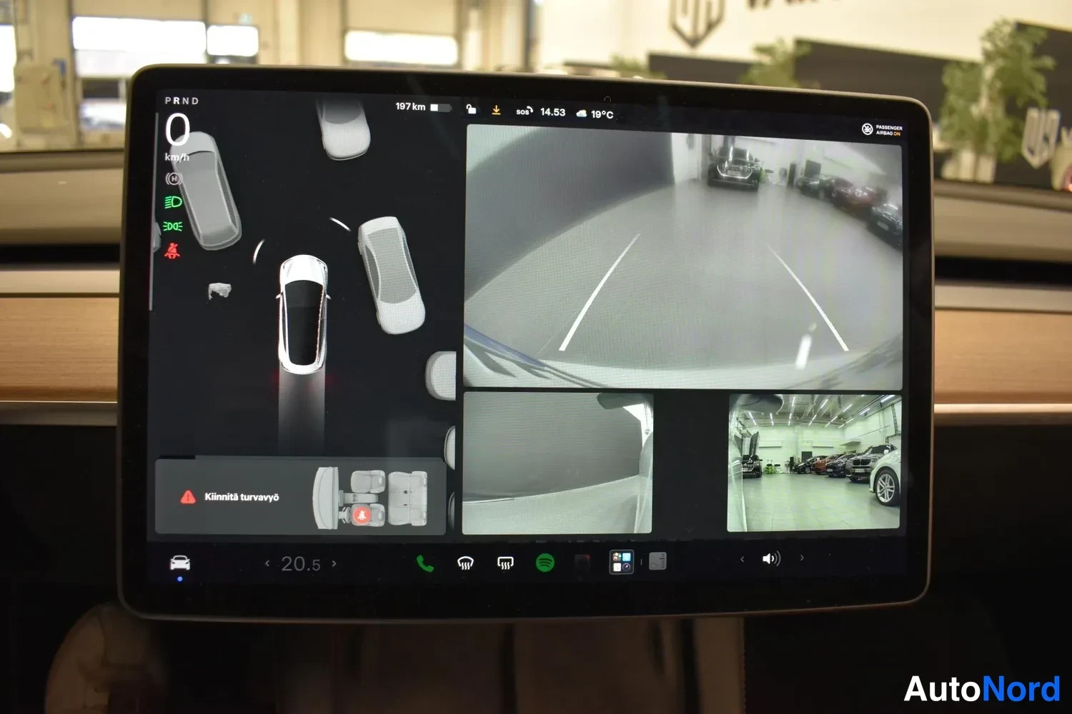 Valkoinen Tesla Model 3 2021, yksityiskohta, kuva 12