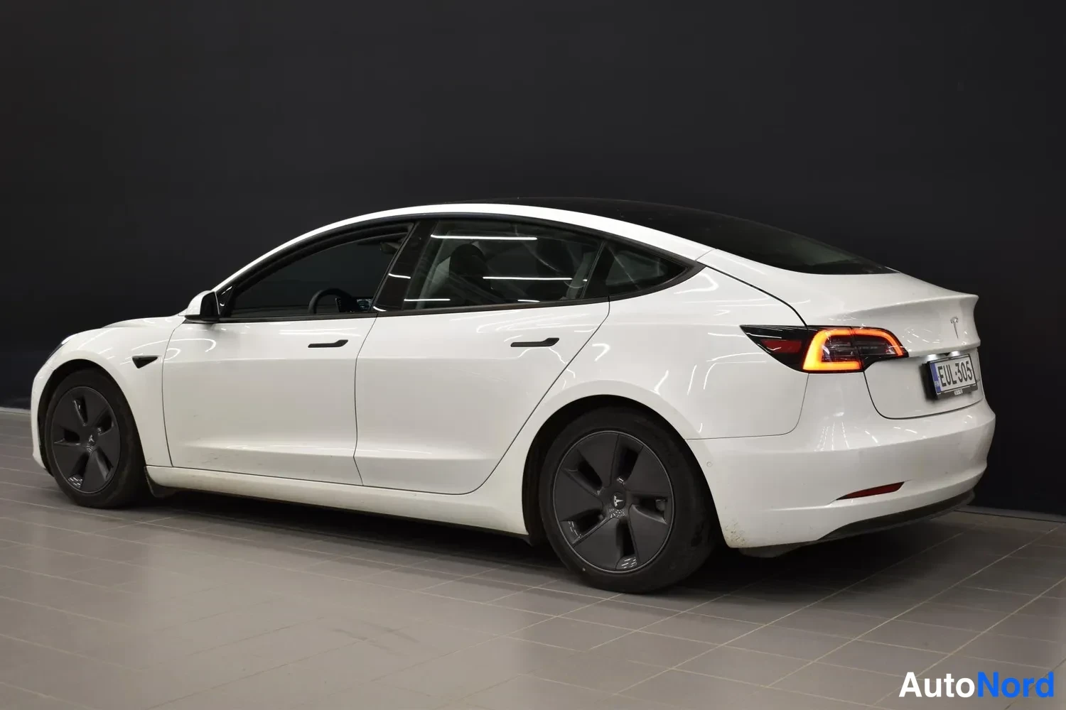 Valkoinen Tesla Model 3 2021, takaviisto, kuva 3