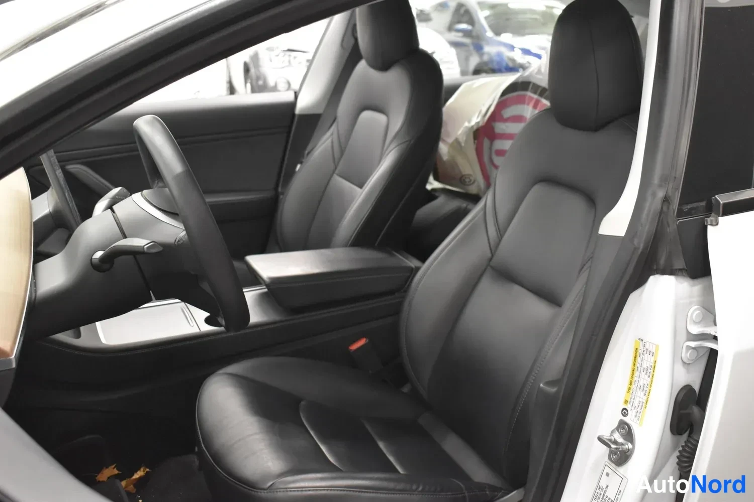 Valkoinen Tesla Model 3 2021, etuistuimet, kuva 6