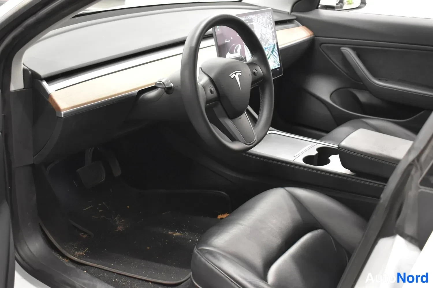 Valkoinen Tesla Model 3 2021, ohjaamo, kuva 4