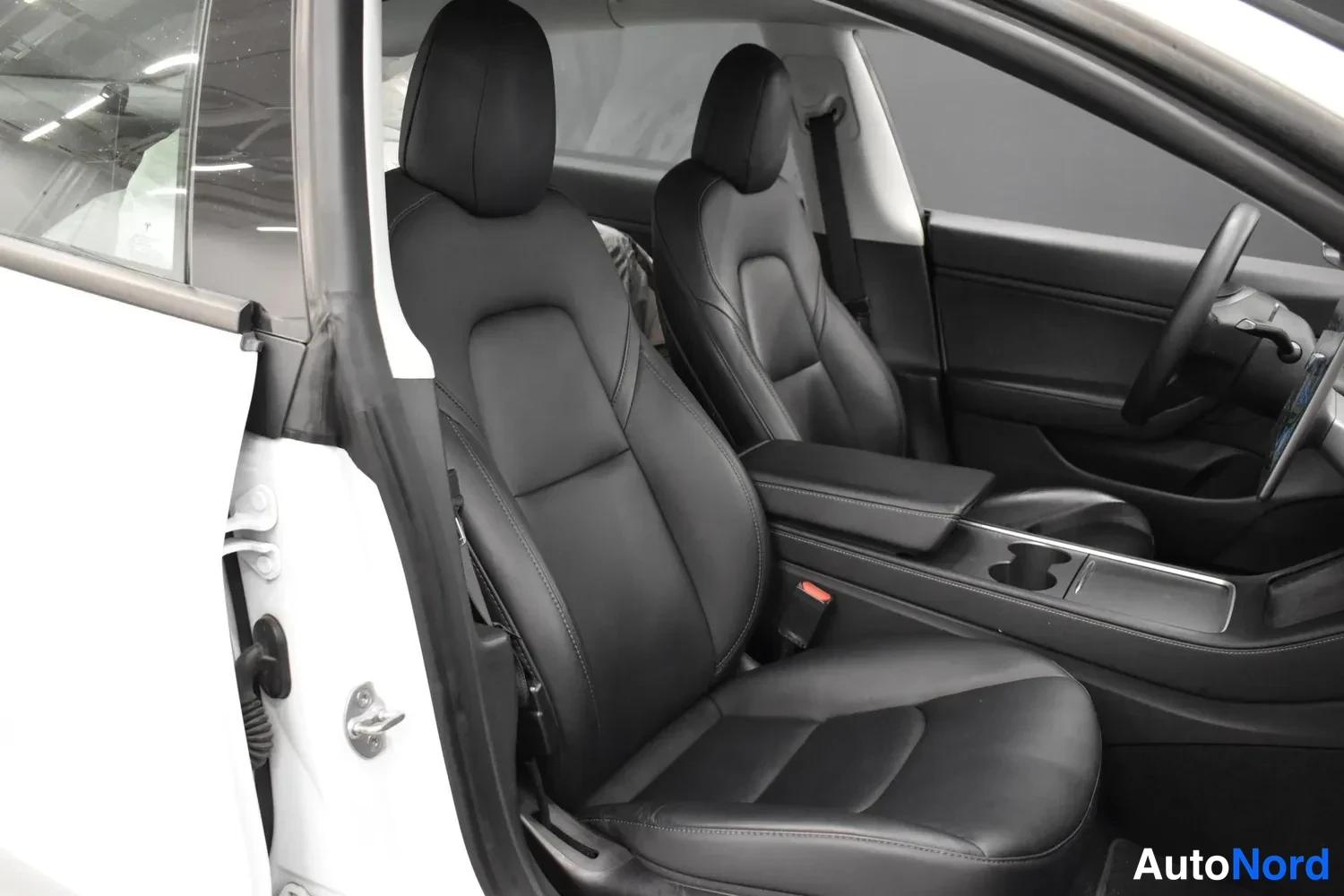 Valkoinen Tesla Model 3 2021, etuistuimet, kuva 7