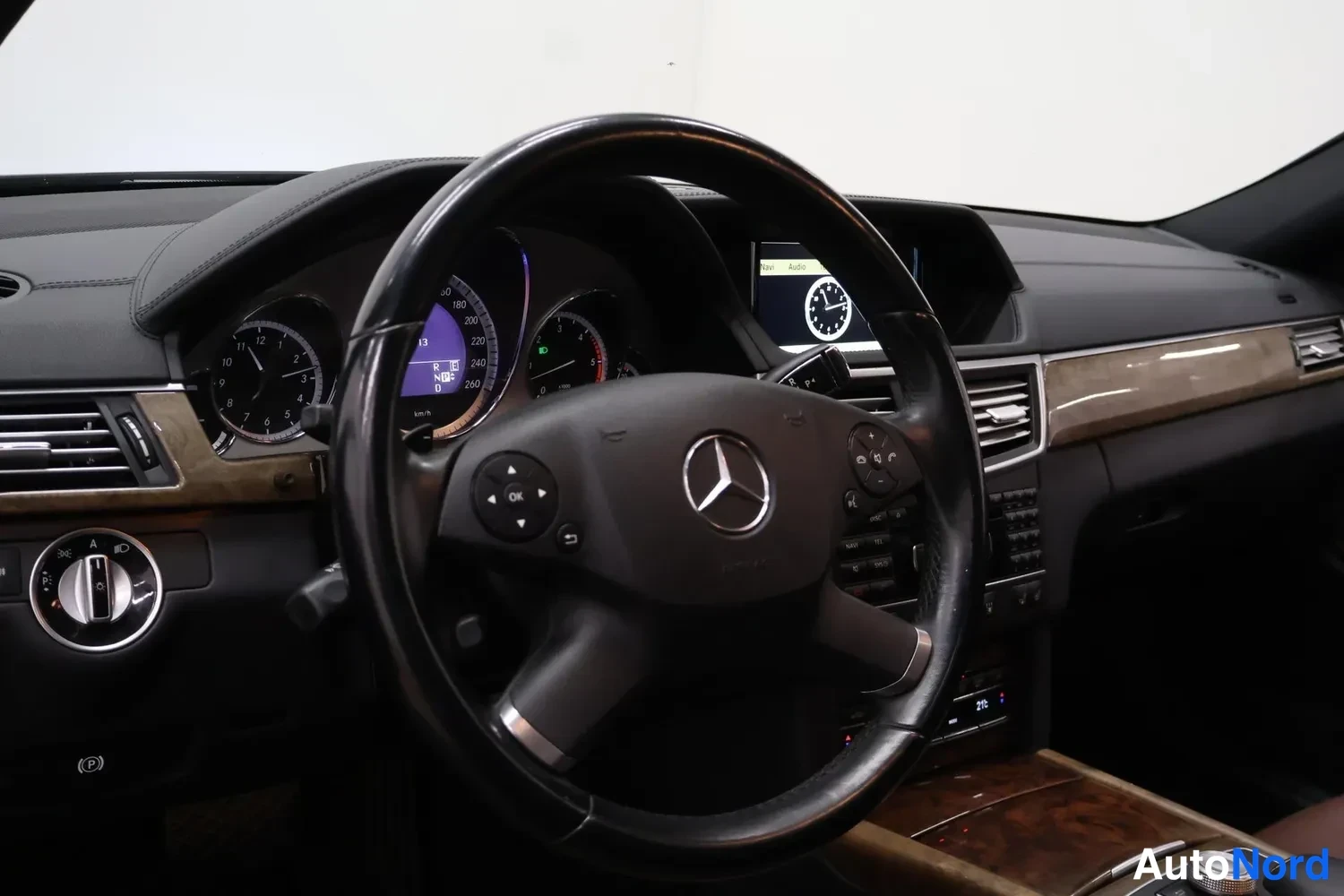 Musta Mercedes-Benz E 350 CDI 4MATIC 2011, ohjaamo, kuva 7