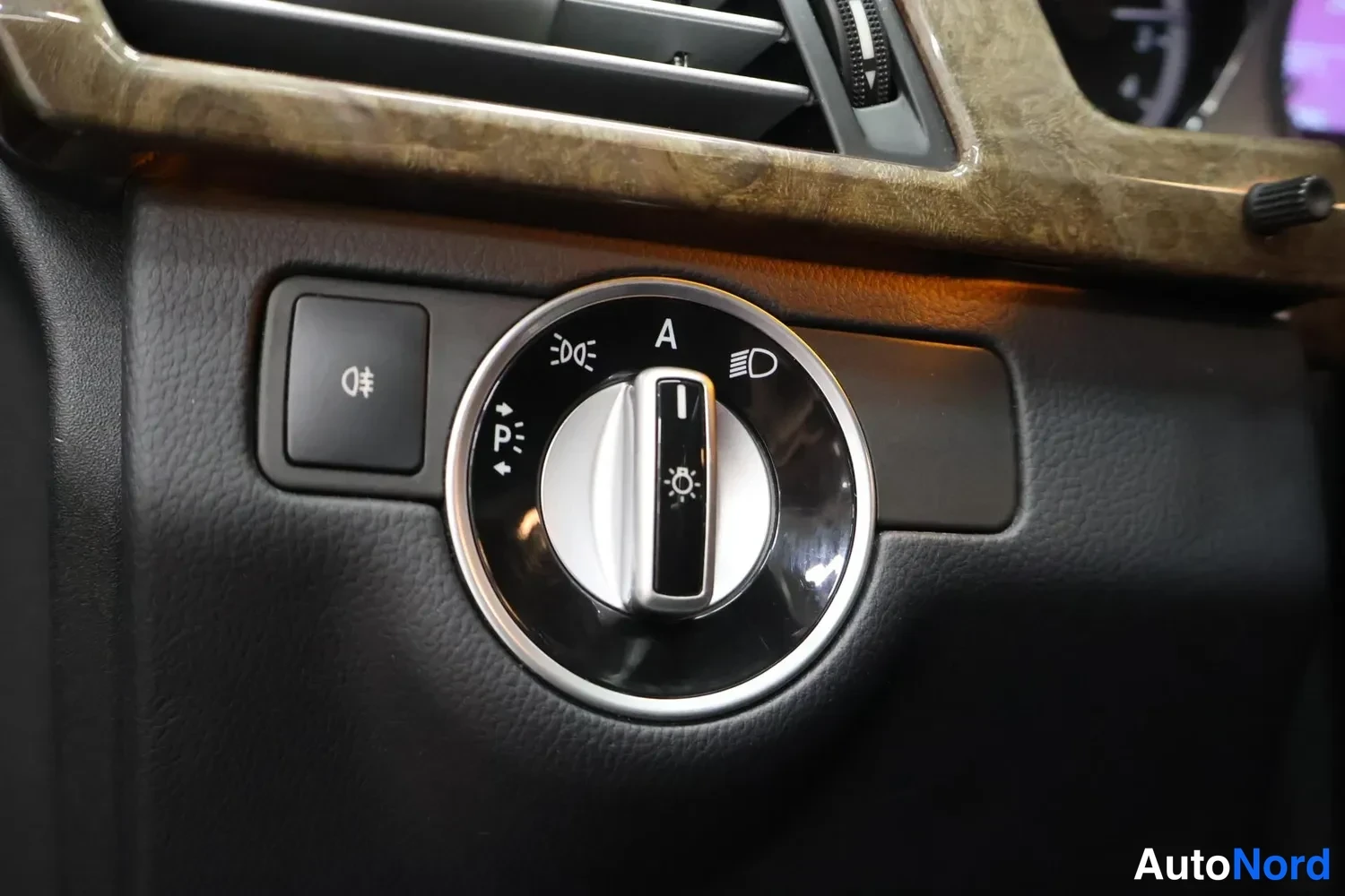 Musta Mercedes-Benz E 350 CDI 4MATIC 2011, yksityiskohta, kuva 17