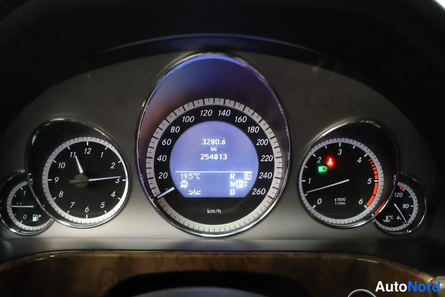 Musta Mercedes-Benz E 350 CDI 4MATIC 2011, yksityiskohta, kuva 20