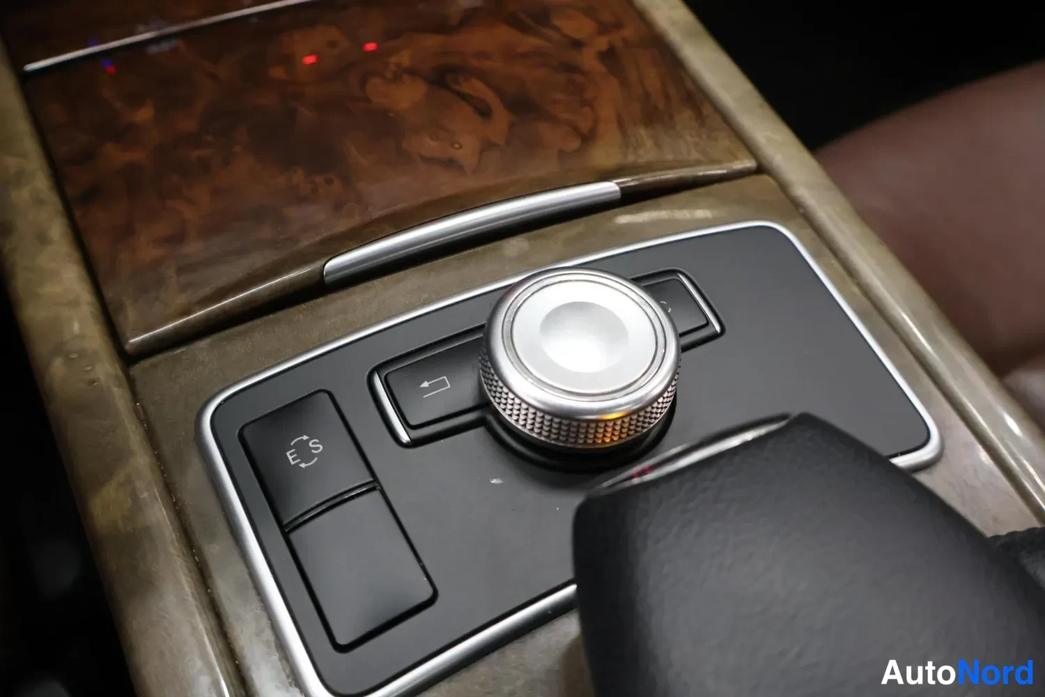 Musta Mercedes-Benz E 350 CDI 4MATIC 2011, yksityiskohta, kuva 25